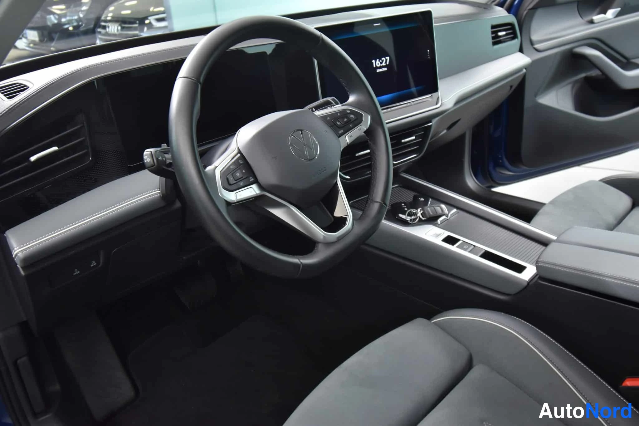 Sininen Volkswagen Passat 2024, ohjaamo, kuva 19