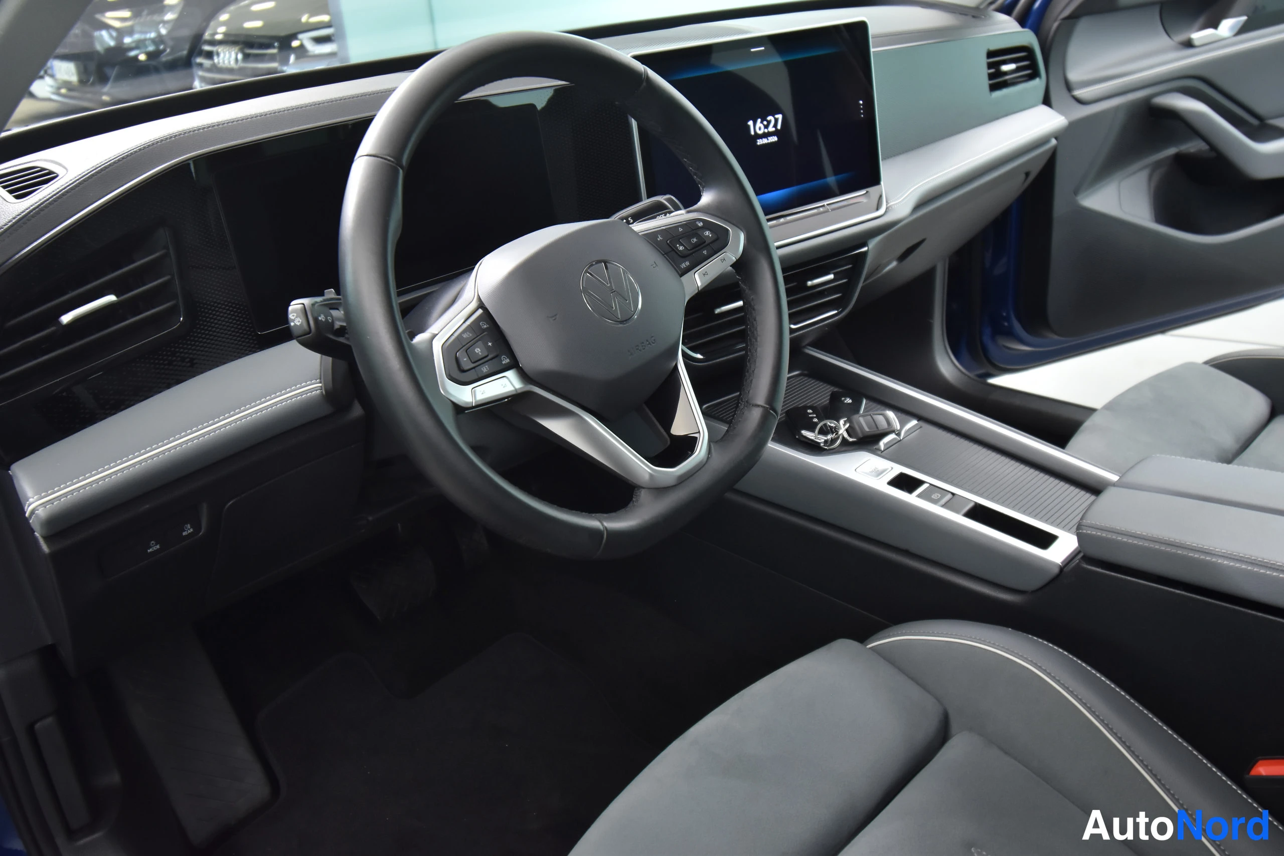 Sininen Volkswagen Passat 2024, ohjaamo, kuva 20