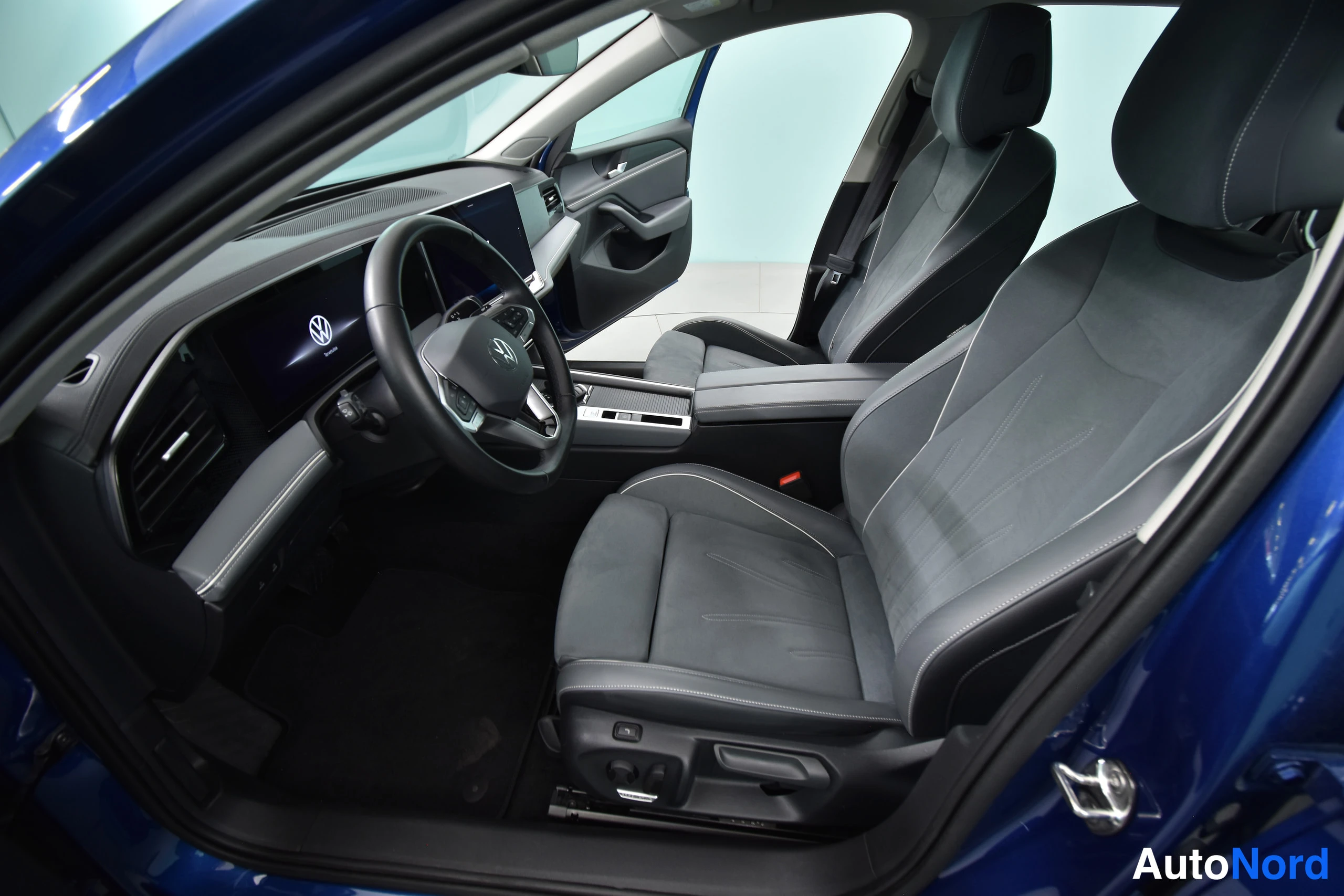 Sininen Volkswagen Passat 2024, ohjaamo, kuva 22
