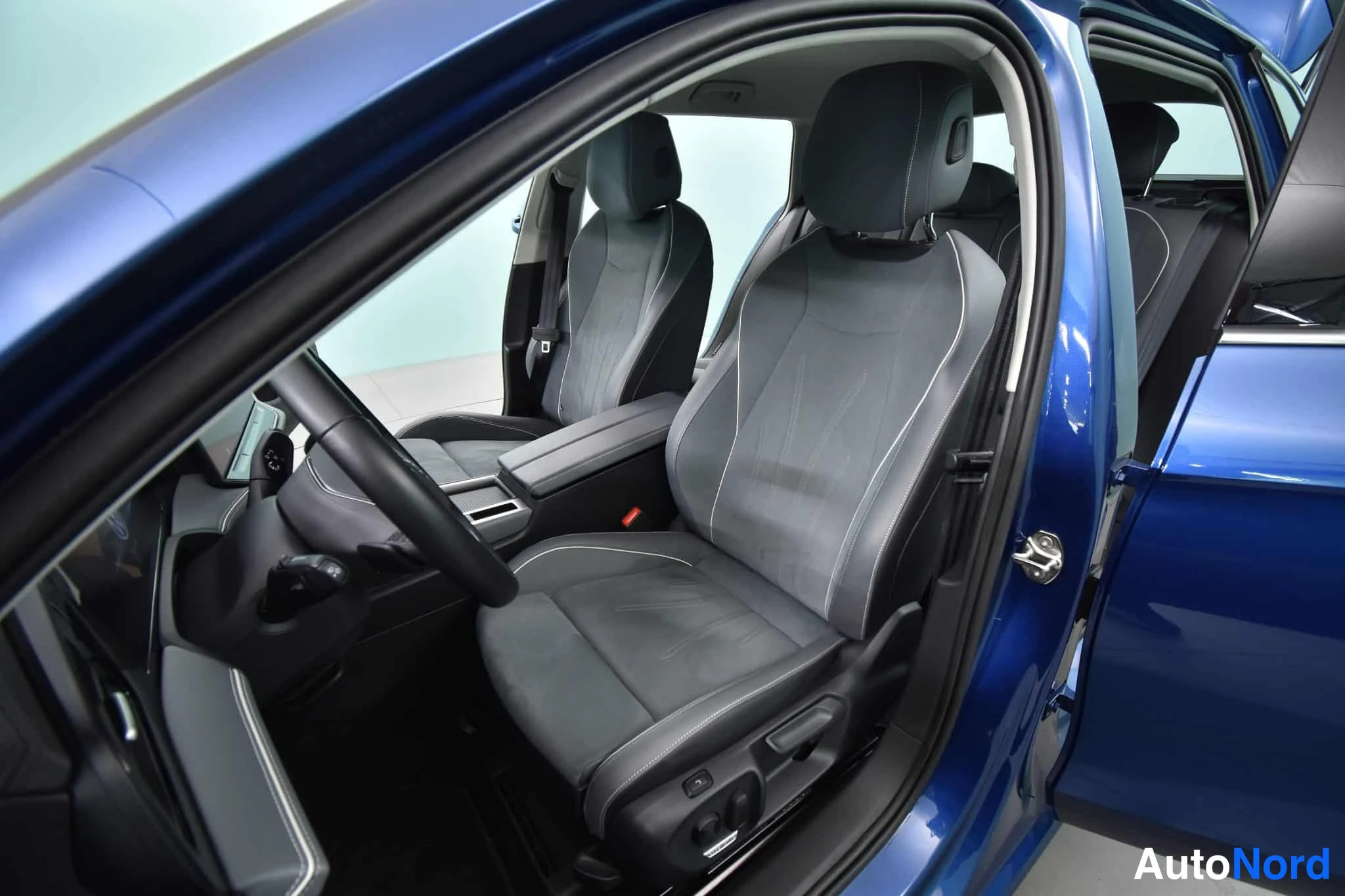 Sininen Volkswagen Passat 2024, etuistuimet, kuva 23