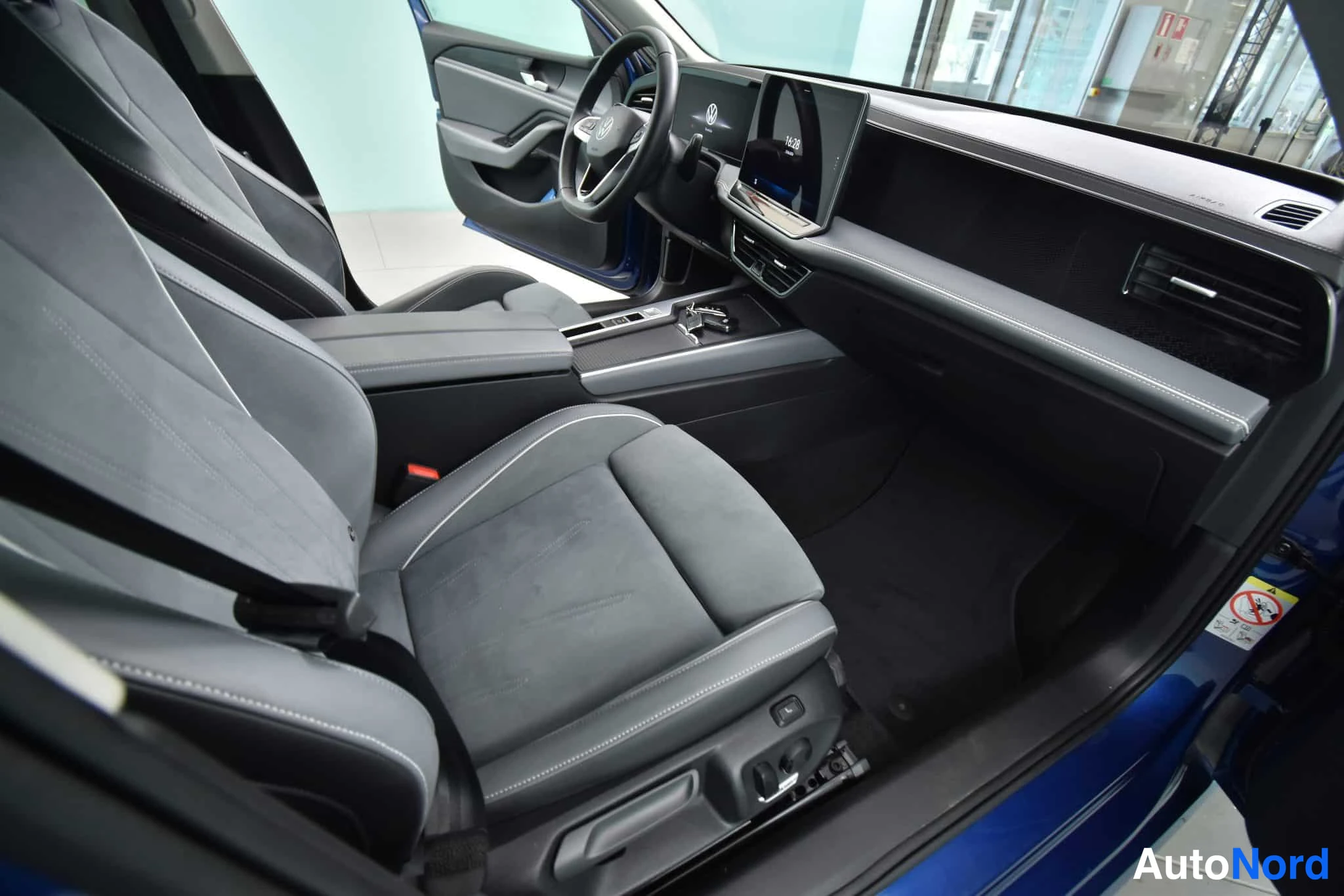 Sininen Volkswagen Passat 2024, etuistuimet, kuva 25