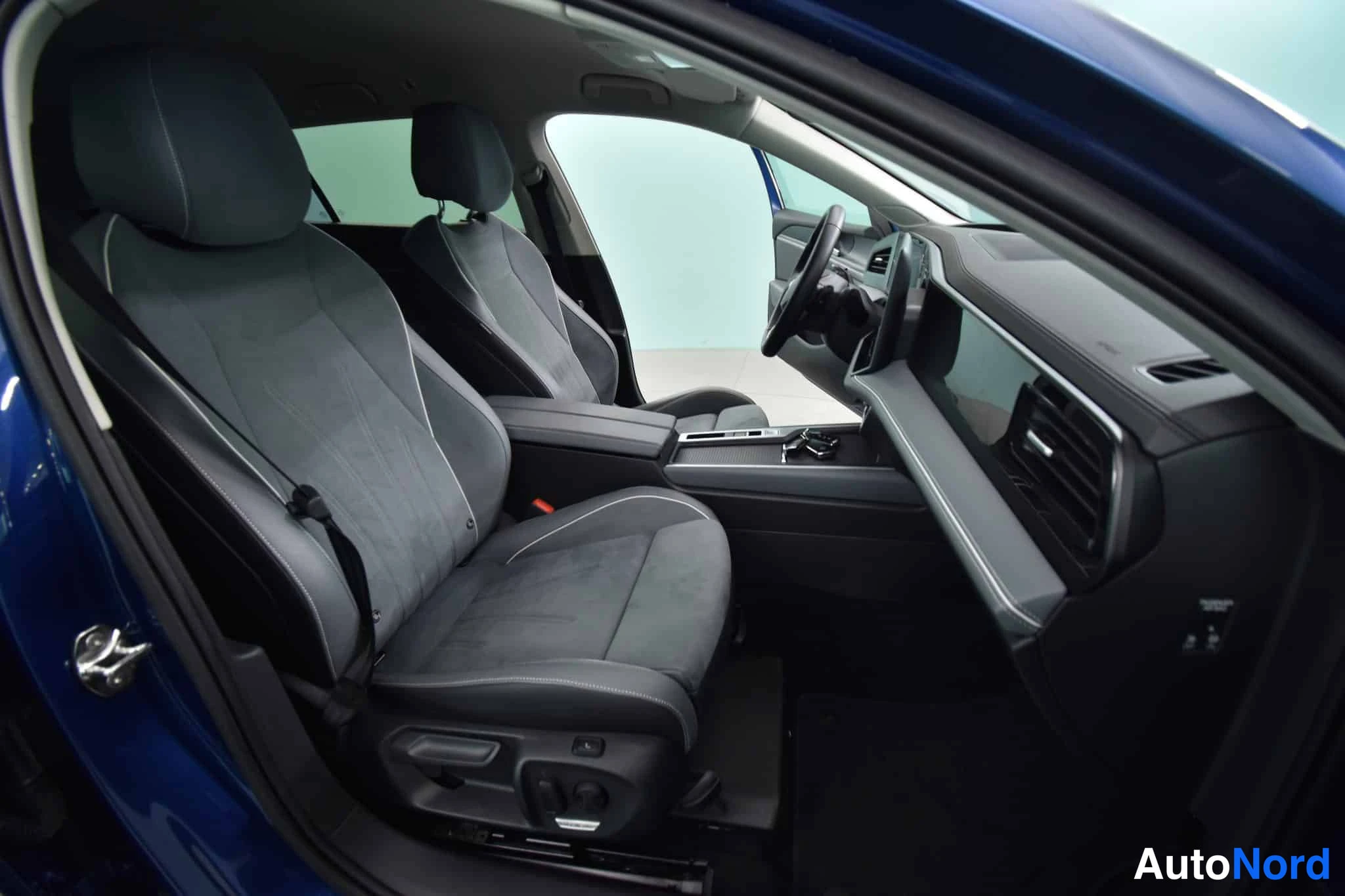 Sininen Volkswagen Passat 2024, etuistuimet, kuva 27