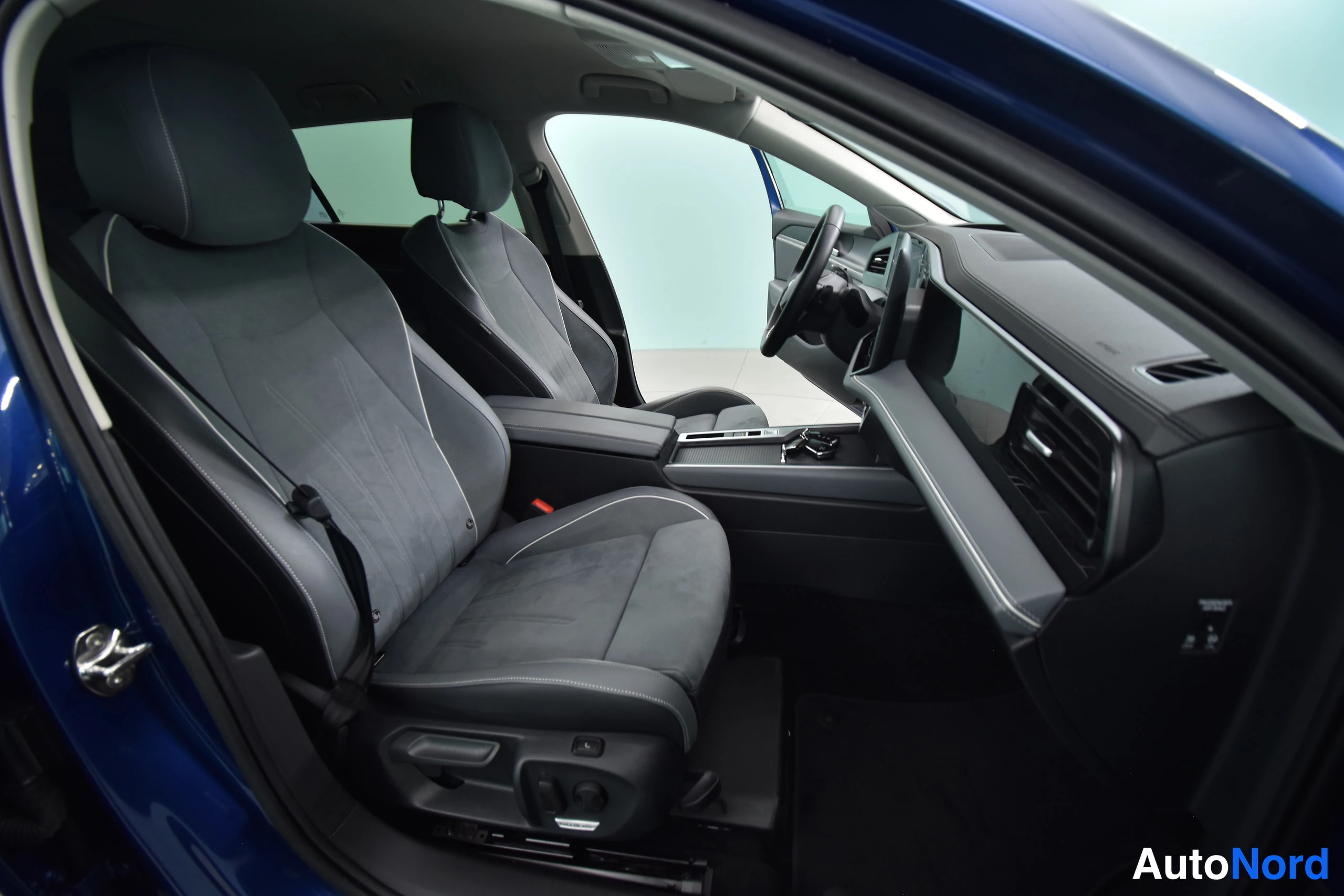 Sininen Volkswagen Passat 2024, etuistuimet, kuva 28