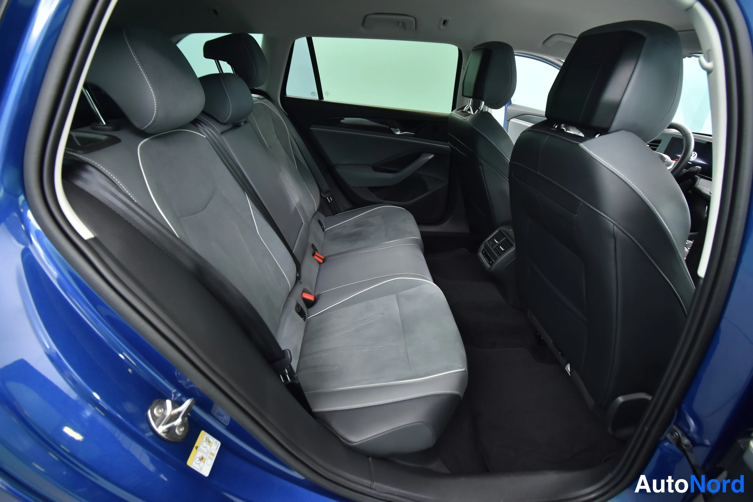 Sininen Volkswagen Passat 2024, takaistuimet, kuva 30
