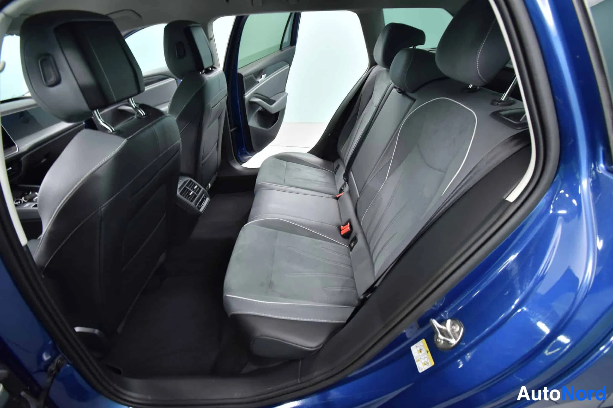 Sininen Volkswagen Passat 2024, takaistuimet, kuva 31