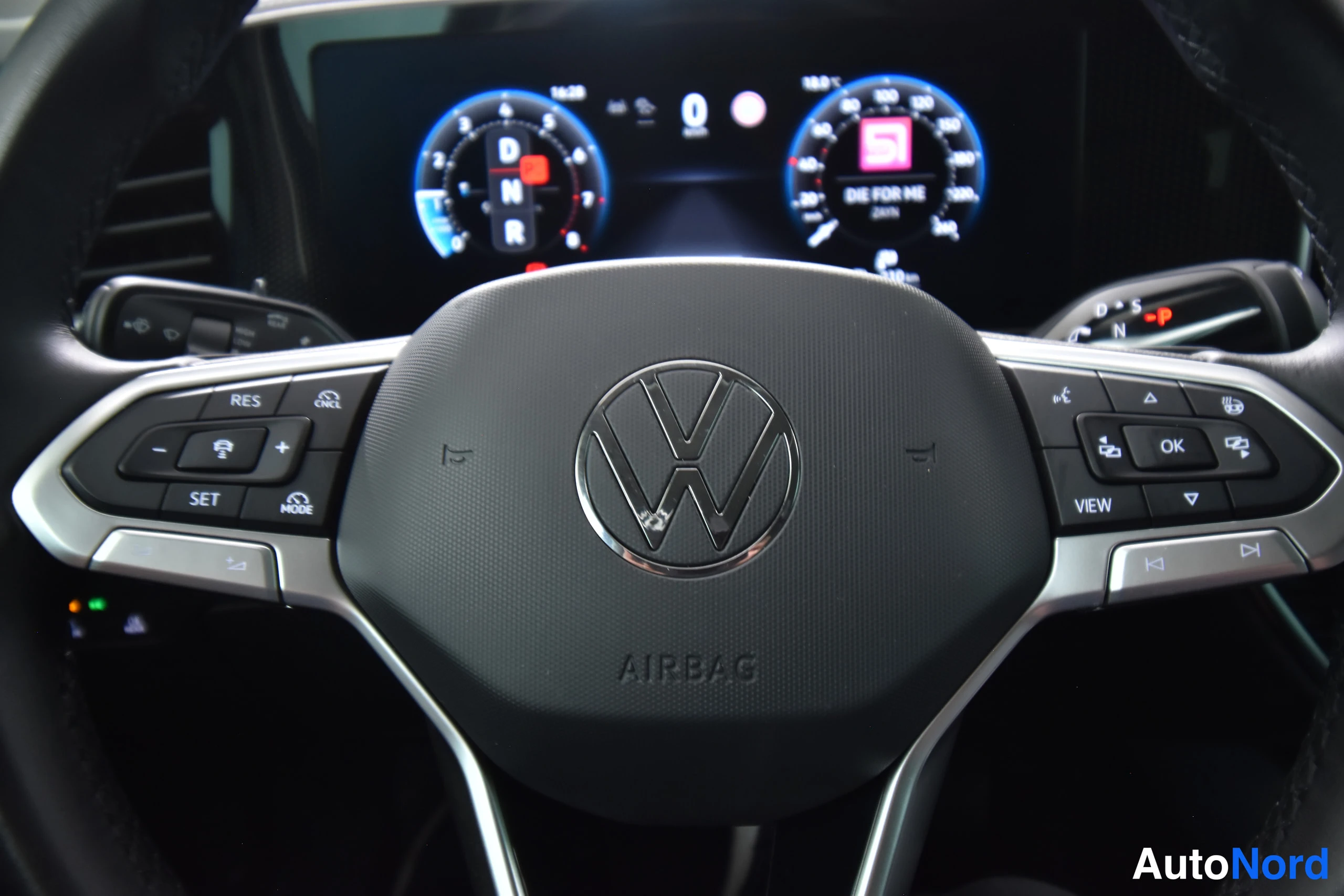 Sininen Volkswagen Passat 2024, yksityiskohta, kuva 38