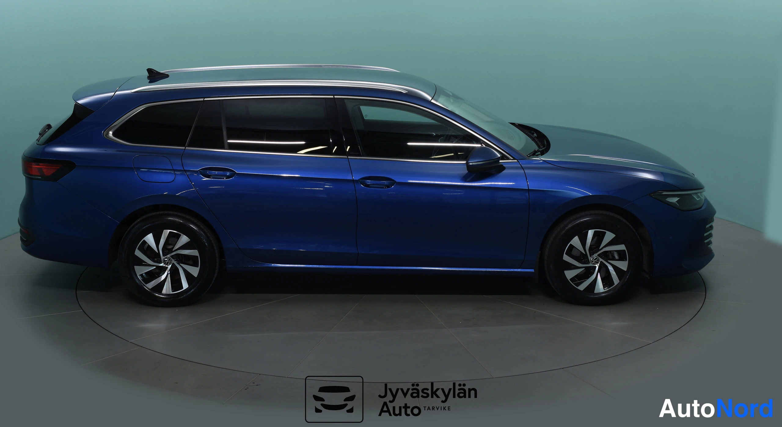 Sininen Volkswagen Passat 2024, etuviisto, keula oikealle, kuva 5