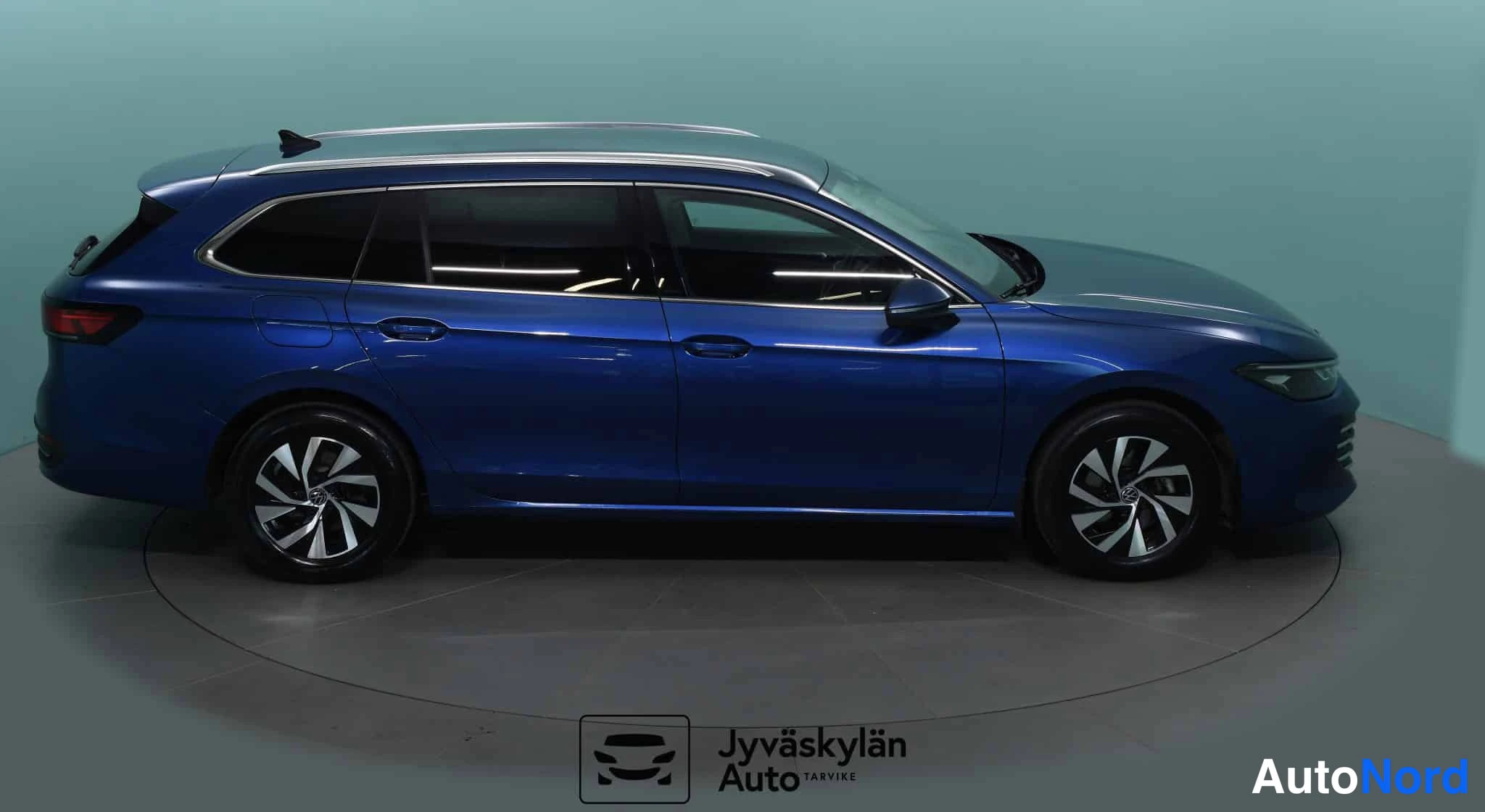 Sininen Volkswagen Passat 2024, etuviisto, keula oikealle, kuva 6
