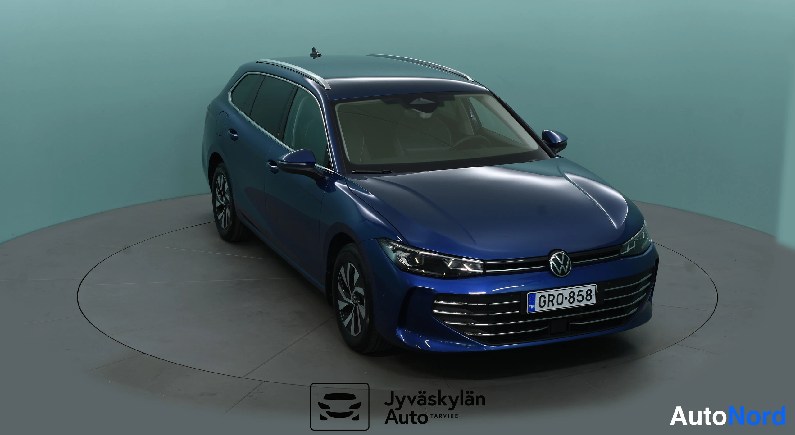 Sininen Volkswagen Passat 2024, etuviisto, keula oikealle, kuva 7