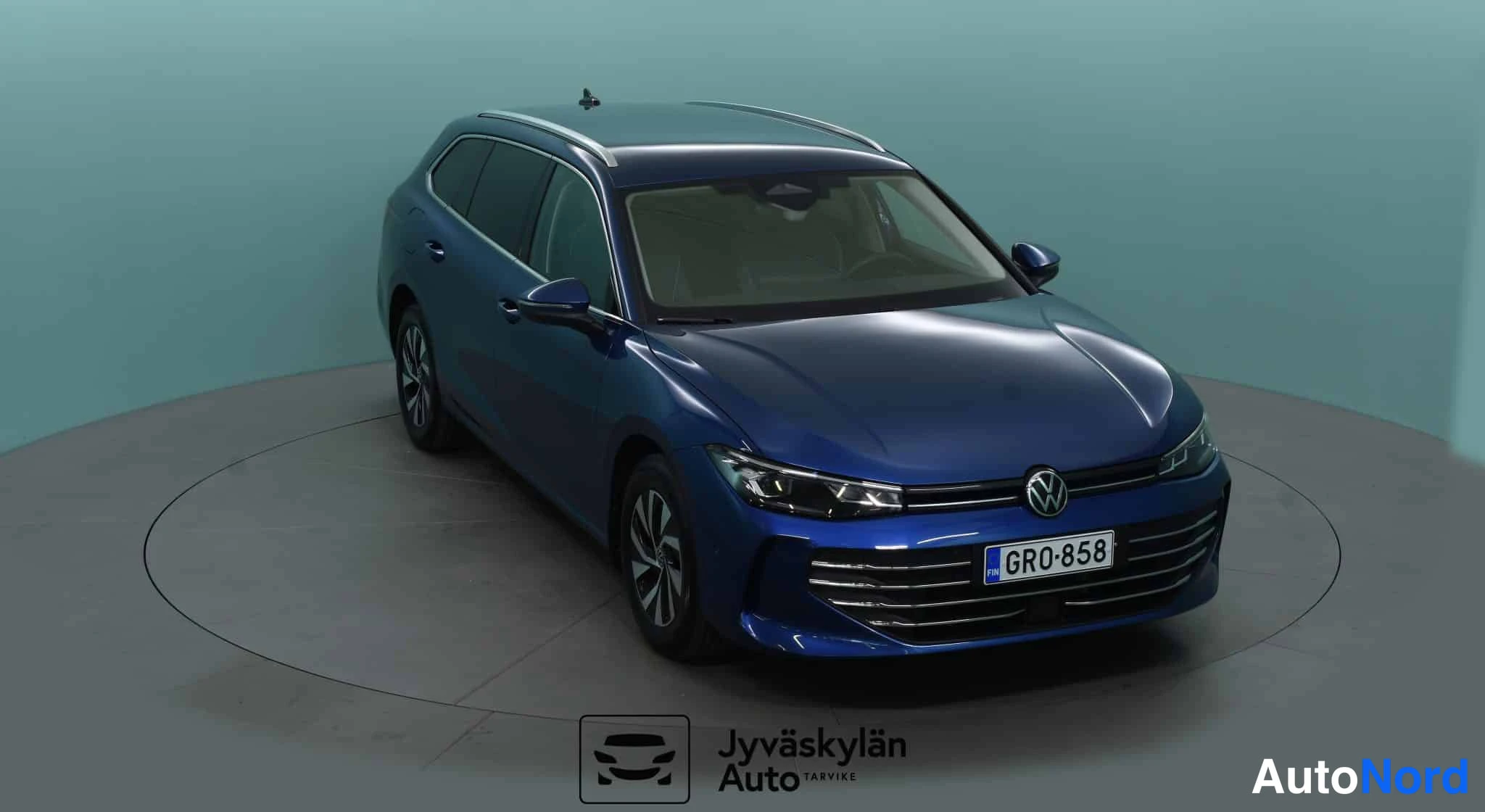 Sininen Volkswagen Passat 2024, etuviisto, keula oikealle, kuva 8