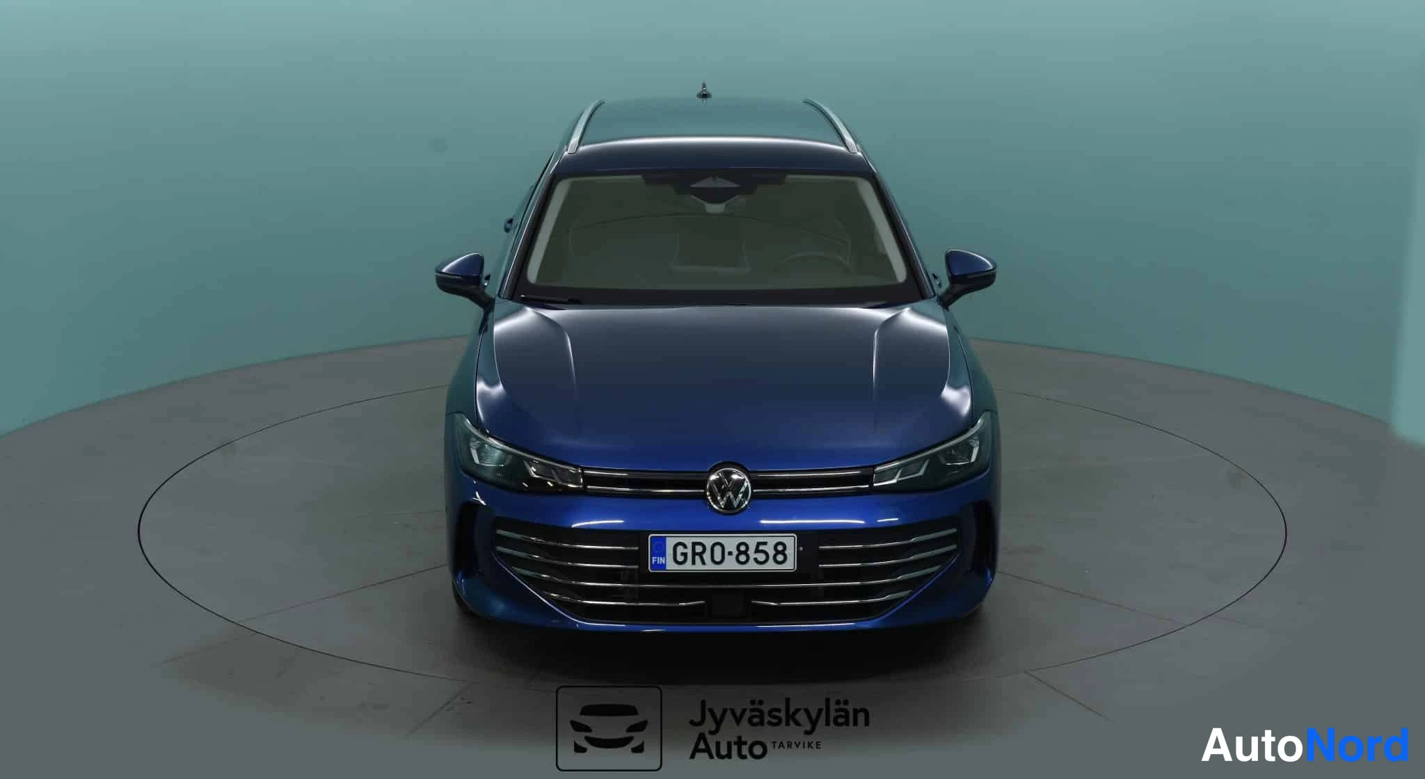 Sininen Volkswagen Passat 2024, edestä, kuva 9