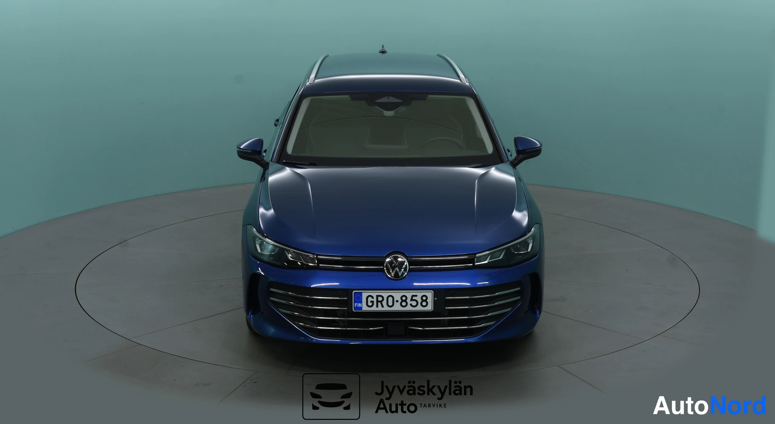 Sininen Volkswagen Passat 2024, edestä, kuva 10