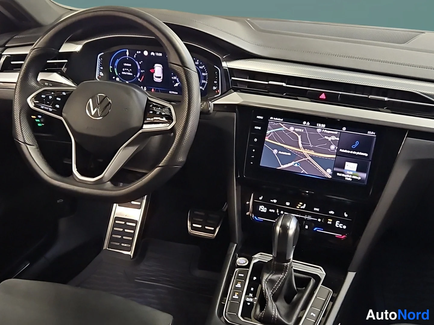 Musta Volkswagen Arteon 2021, ohjaamo, kuva 8