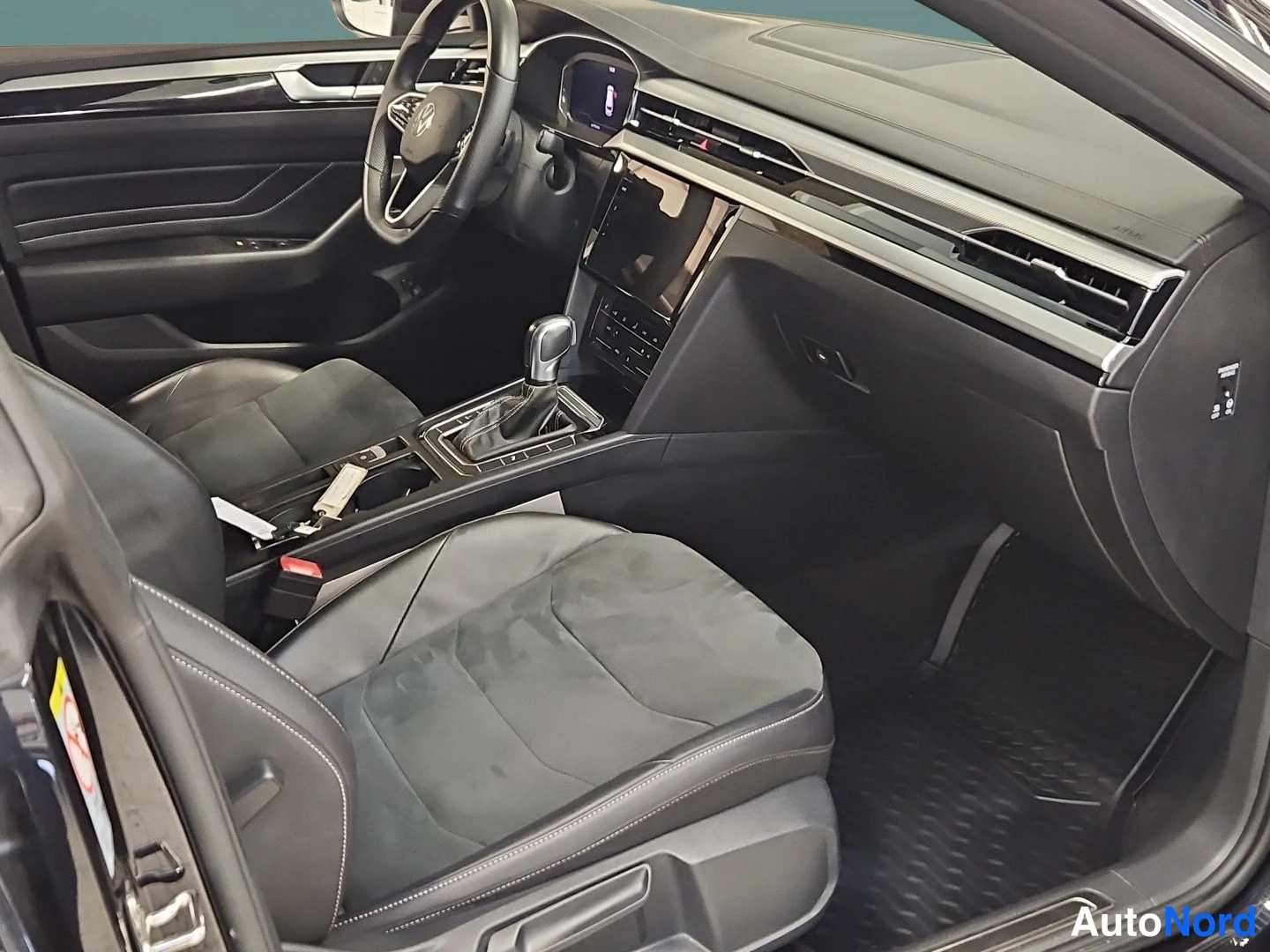 Musta Volkswagen Arteon 2021, etuistuimet, kuva 13
