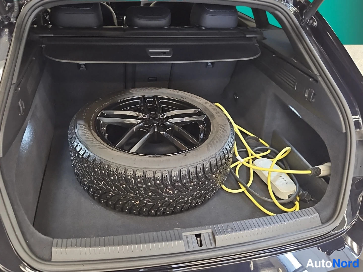Musta Volkswagen Arteon 2021, tavaratila, kuva 16