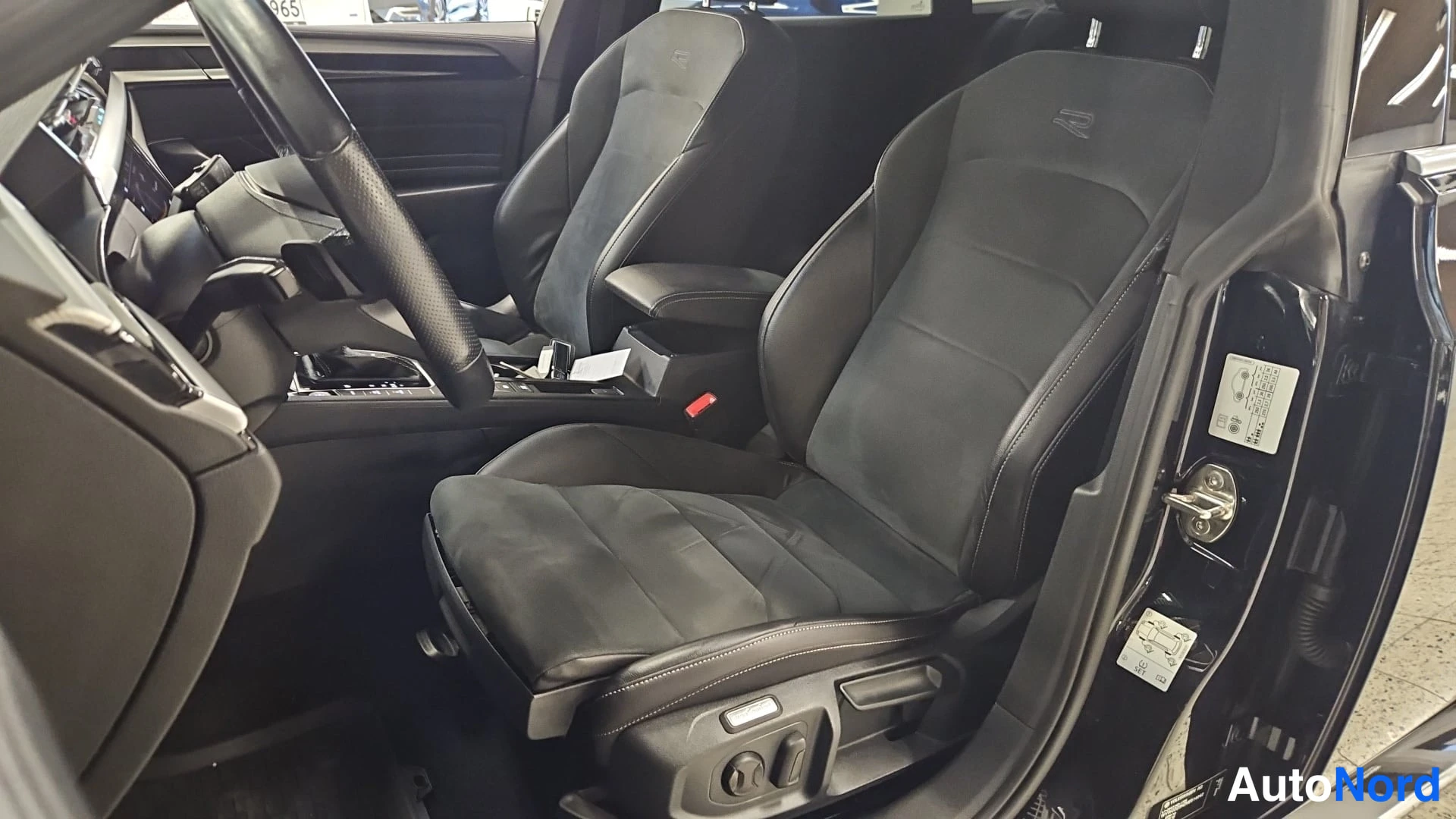Musta Volkswagen Arteon 2021, etuistuimet, kuva 14