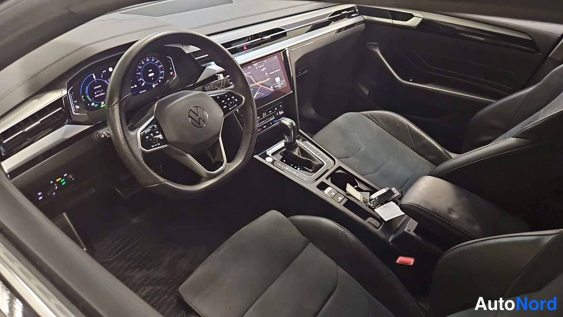 Musta Volkswagen Arteon 2021, ohjaamo, kuva 9