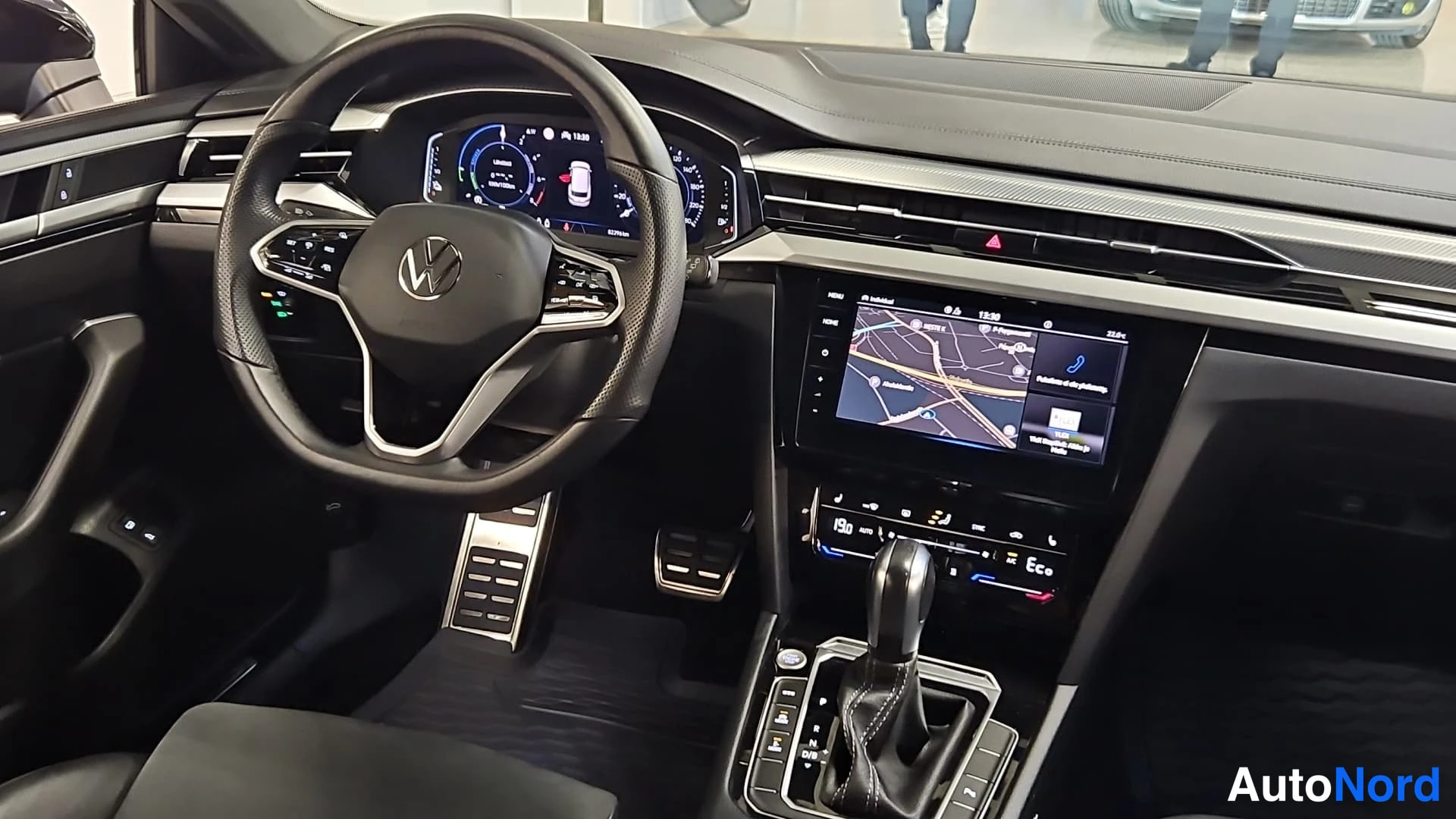 Musta Volkswagen Arteon 2021, ohjaamo, kuva 10