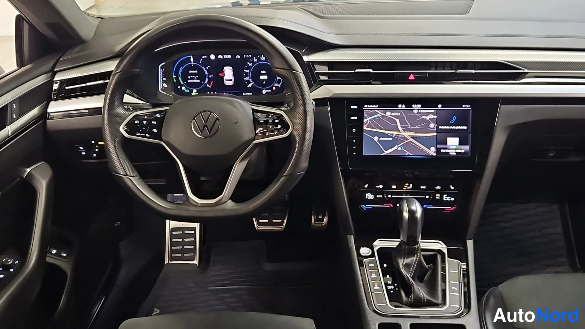Musta Volkswagen Arteon 2021, ohjaamo, kuva 11