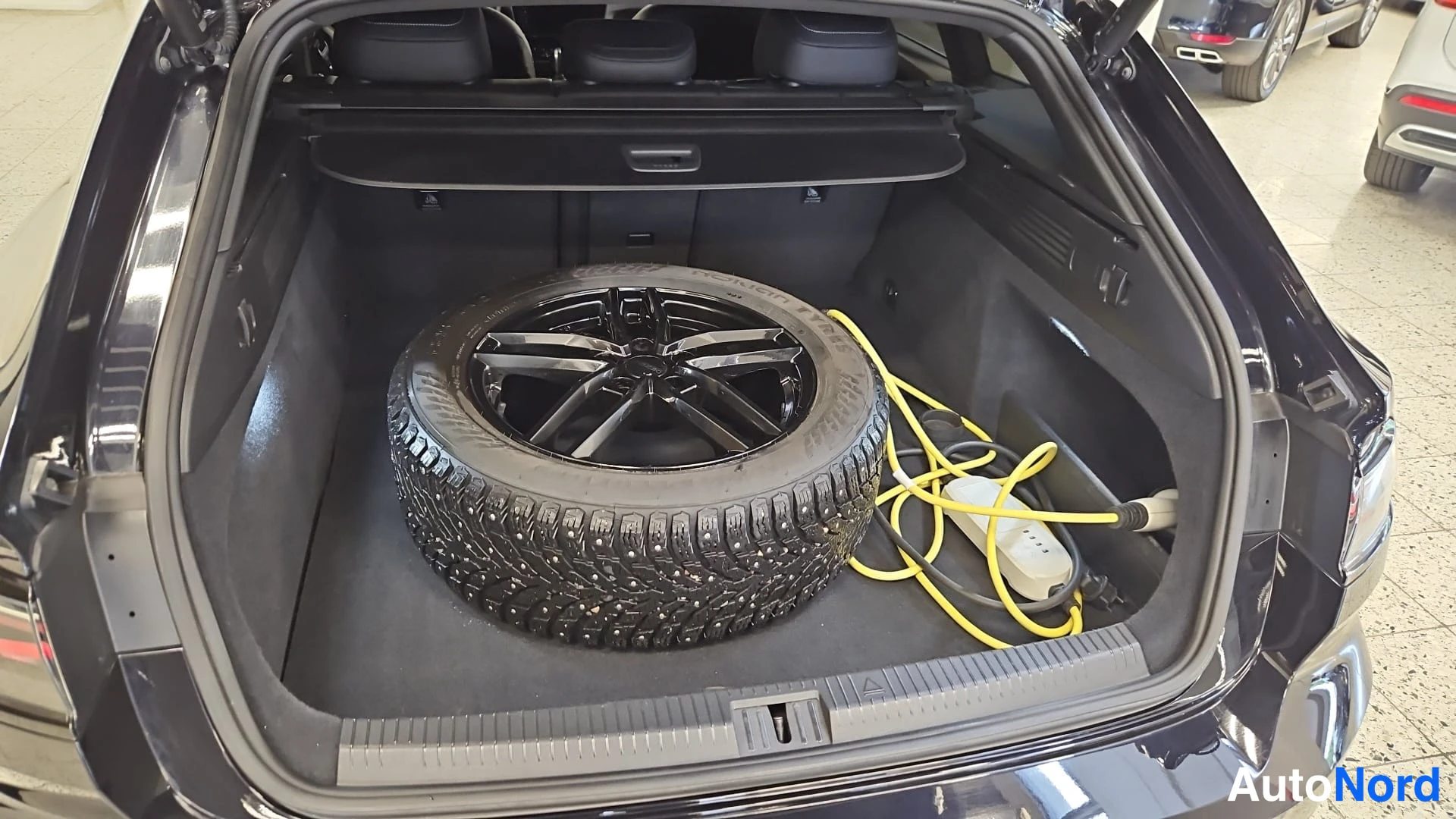 Musta Volkswagen Arteon 2021, tavaratila, kuva 17