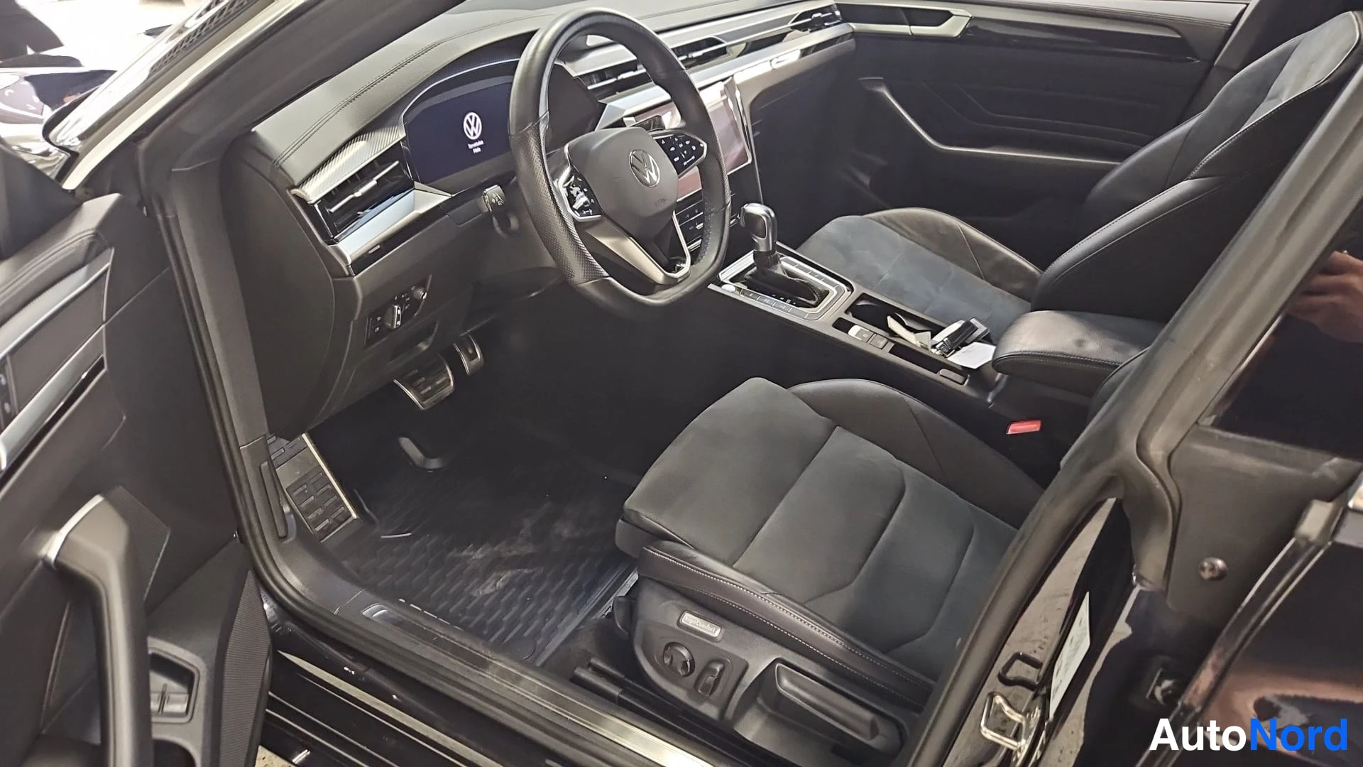 Musta Volkswagen Arteon 2021, ohjaamo, kuva 12