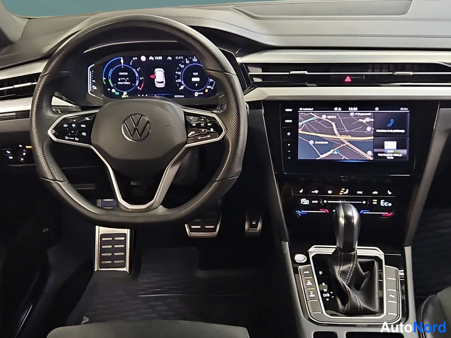 Musta Volkswagen Arteon 2021, ohjaamo, kuva 7