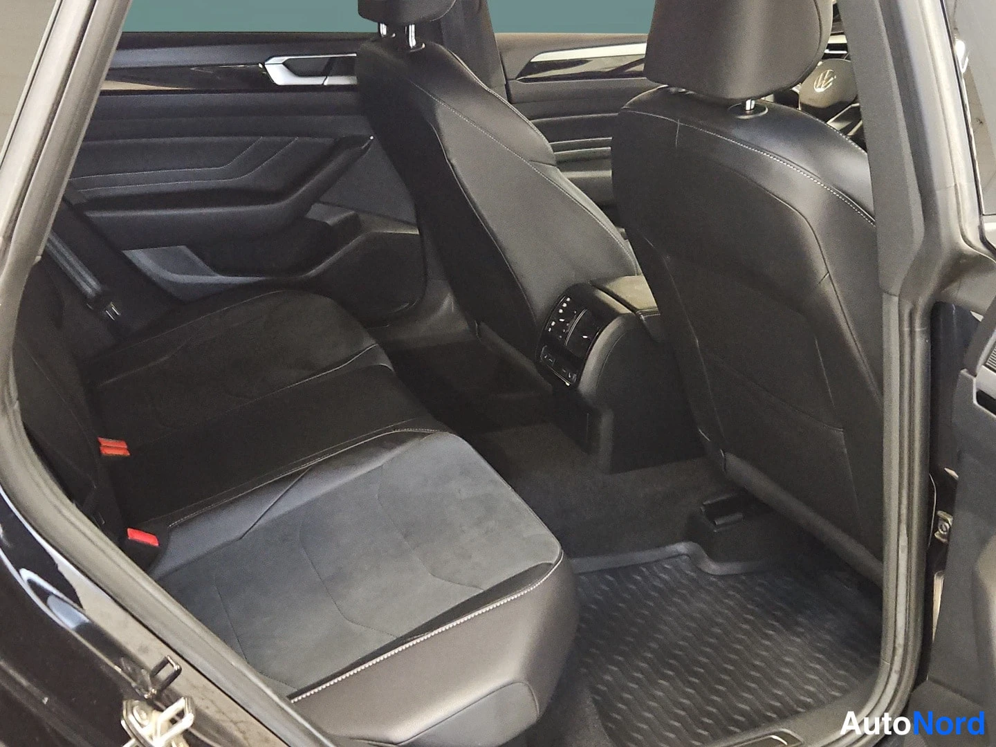 Musta Volkswagen Arteon 2021, takaistuimet, kuva 15