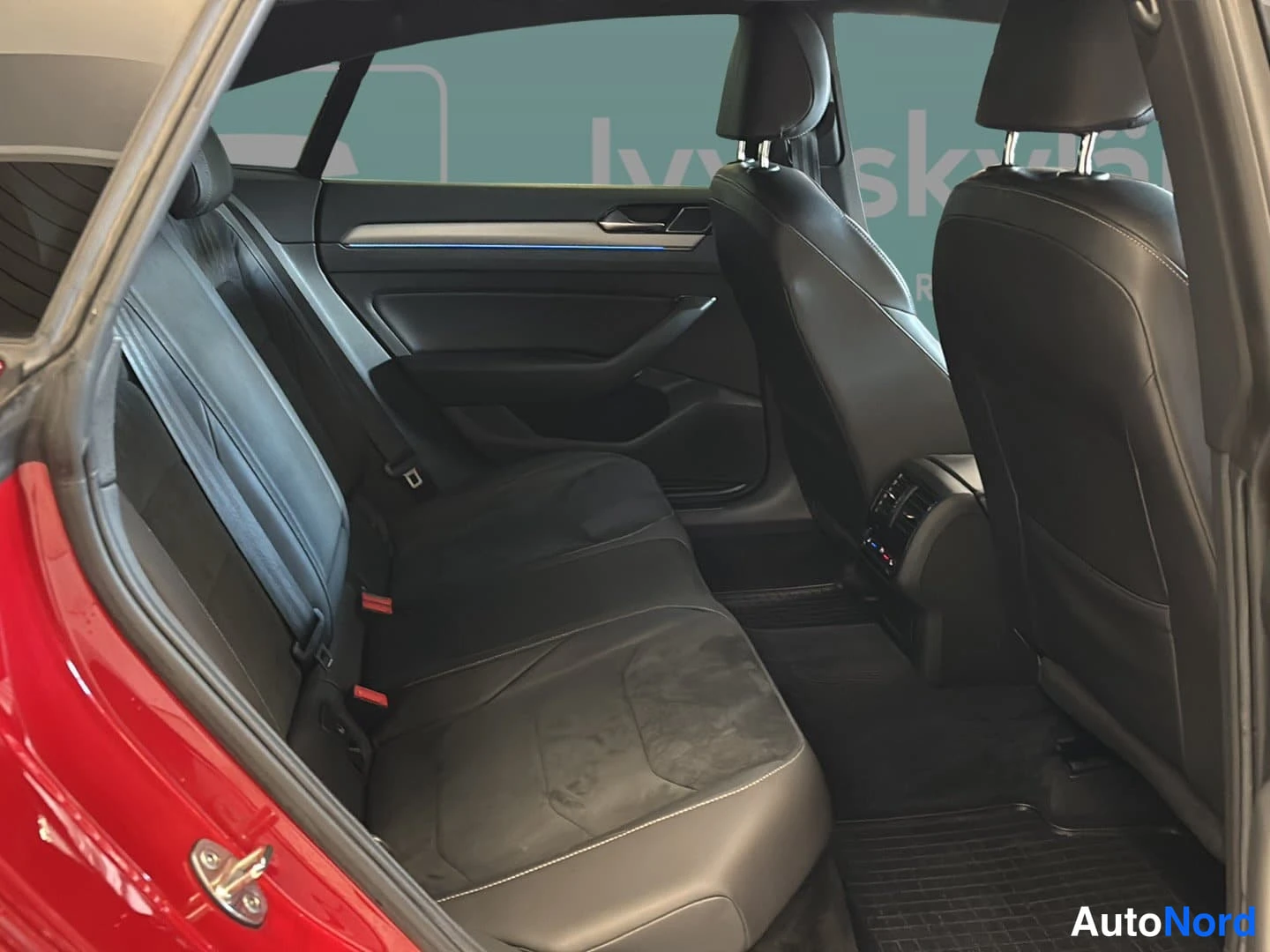 Punainen Volkswagen Arteon 2018, takaistuimet, kuva 11