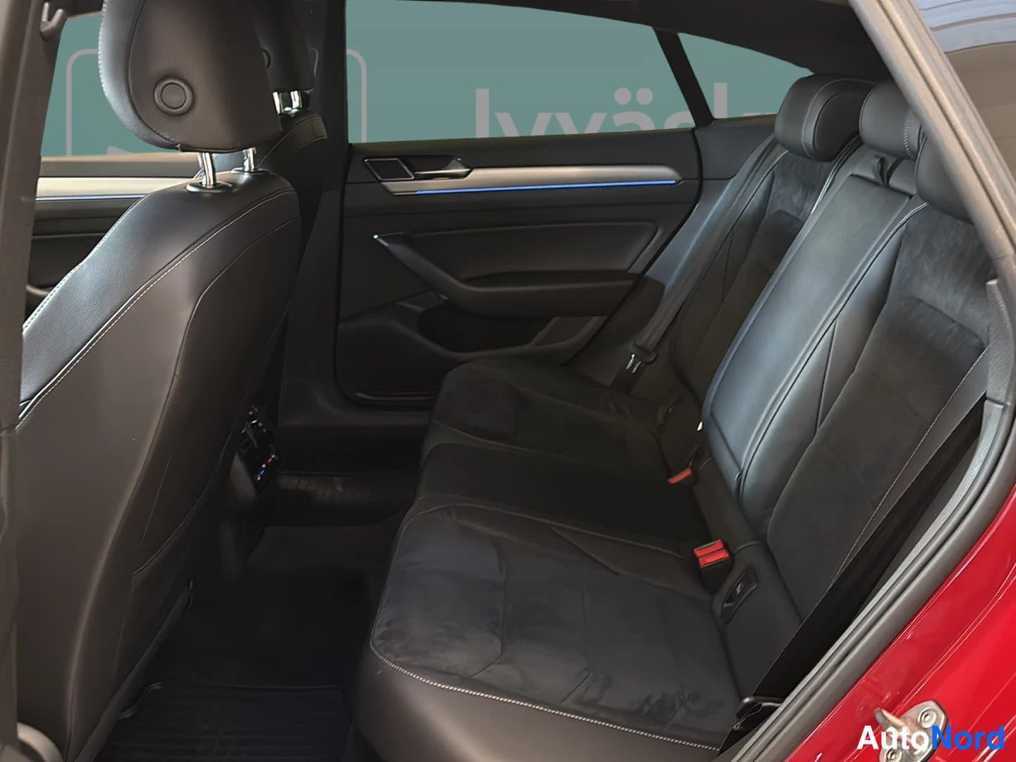 Punainen Volkswagen Arteon 2018, takaistuimet, kuva 12