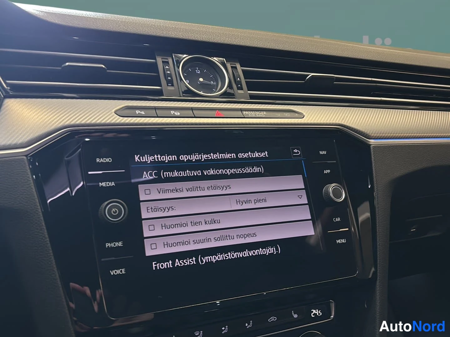 Punainen Volkswagen Arteon 2018, yksityiskohta, kuva 18