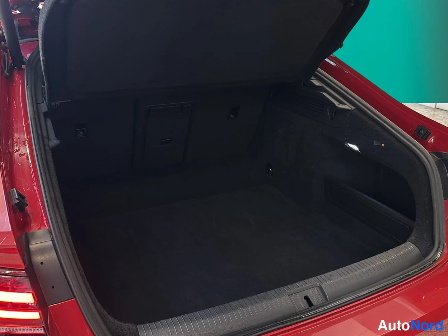 Punainen Volkswagen Arteon 2018, tavaratila, kuva 13