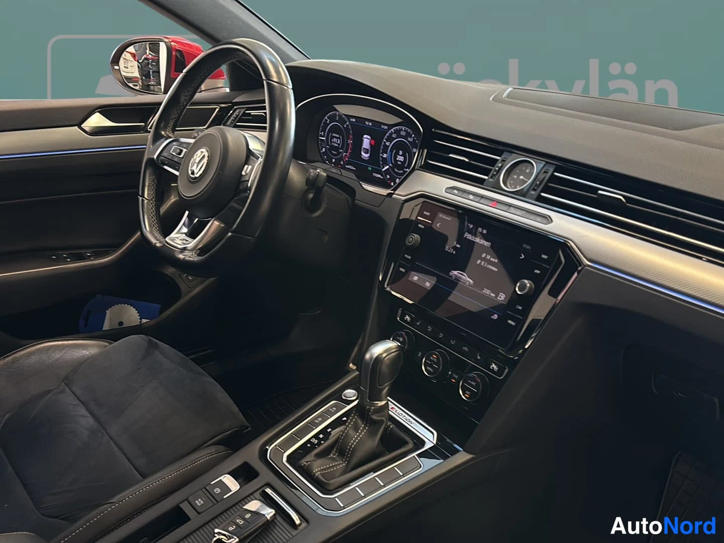 Punainen Volkswagen Arteon 2018, ohjaamo, kuva 7