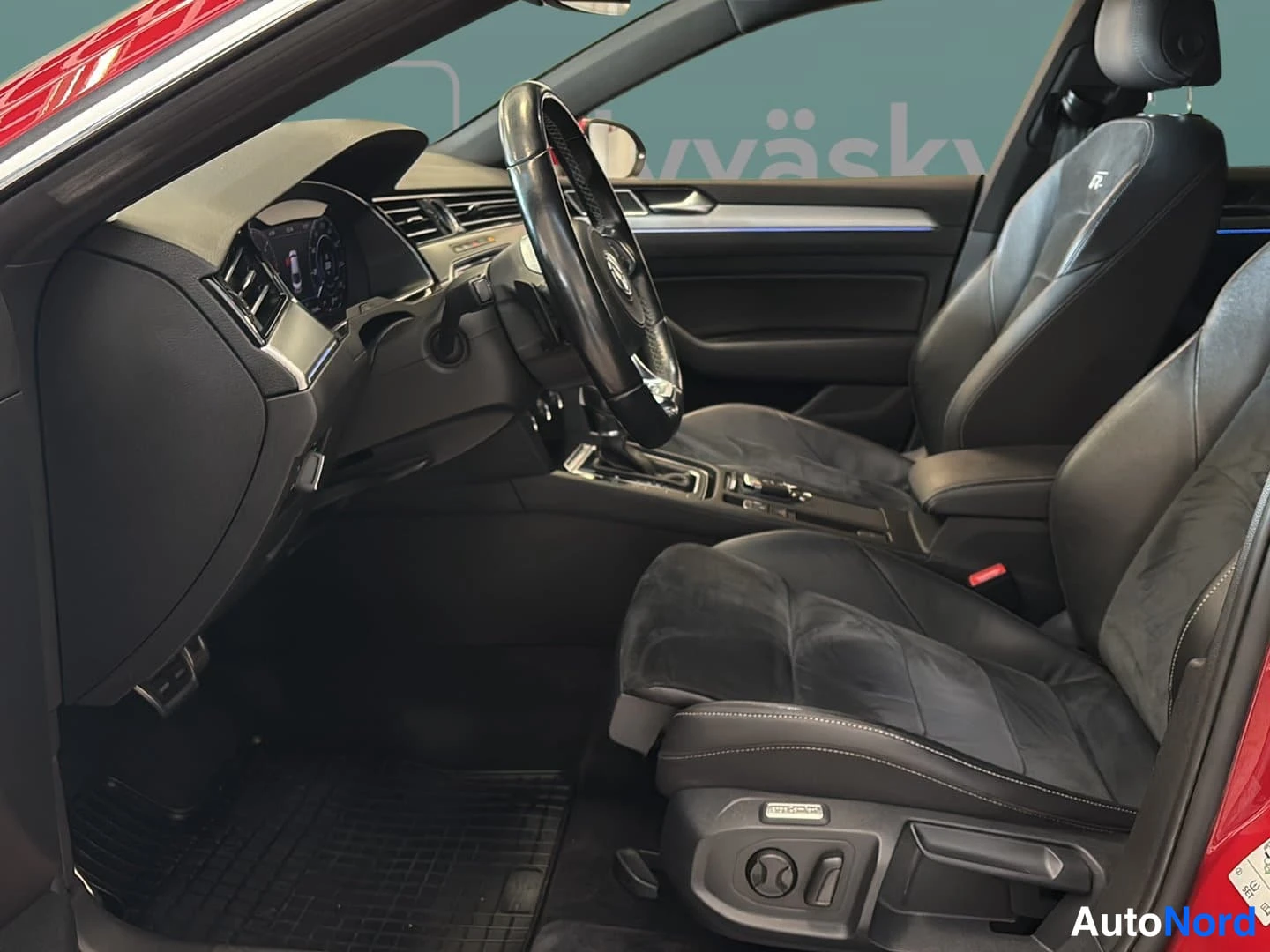 Punainen Volkswagen Arteon 2018, ohjaamo, kuva 9