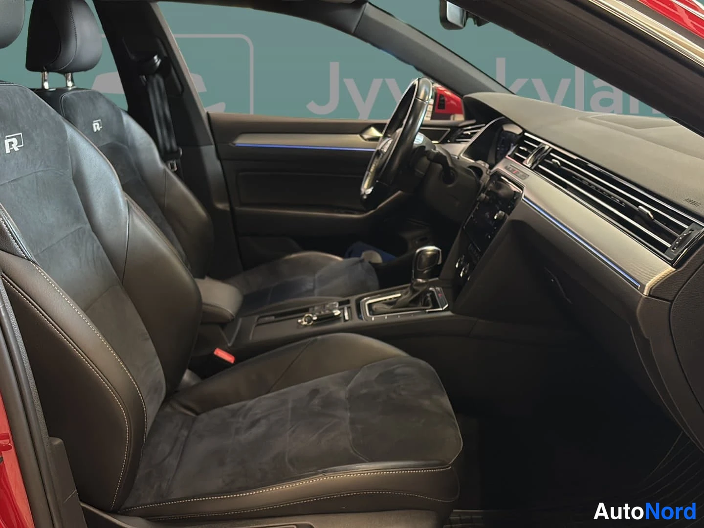 Punainen Volkswagen Arteon 2018, etuistuimet, kuva 10
