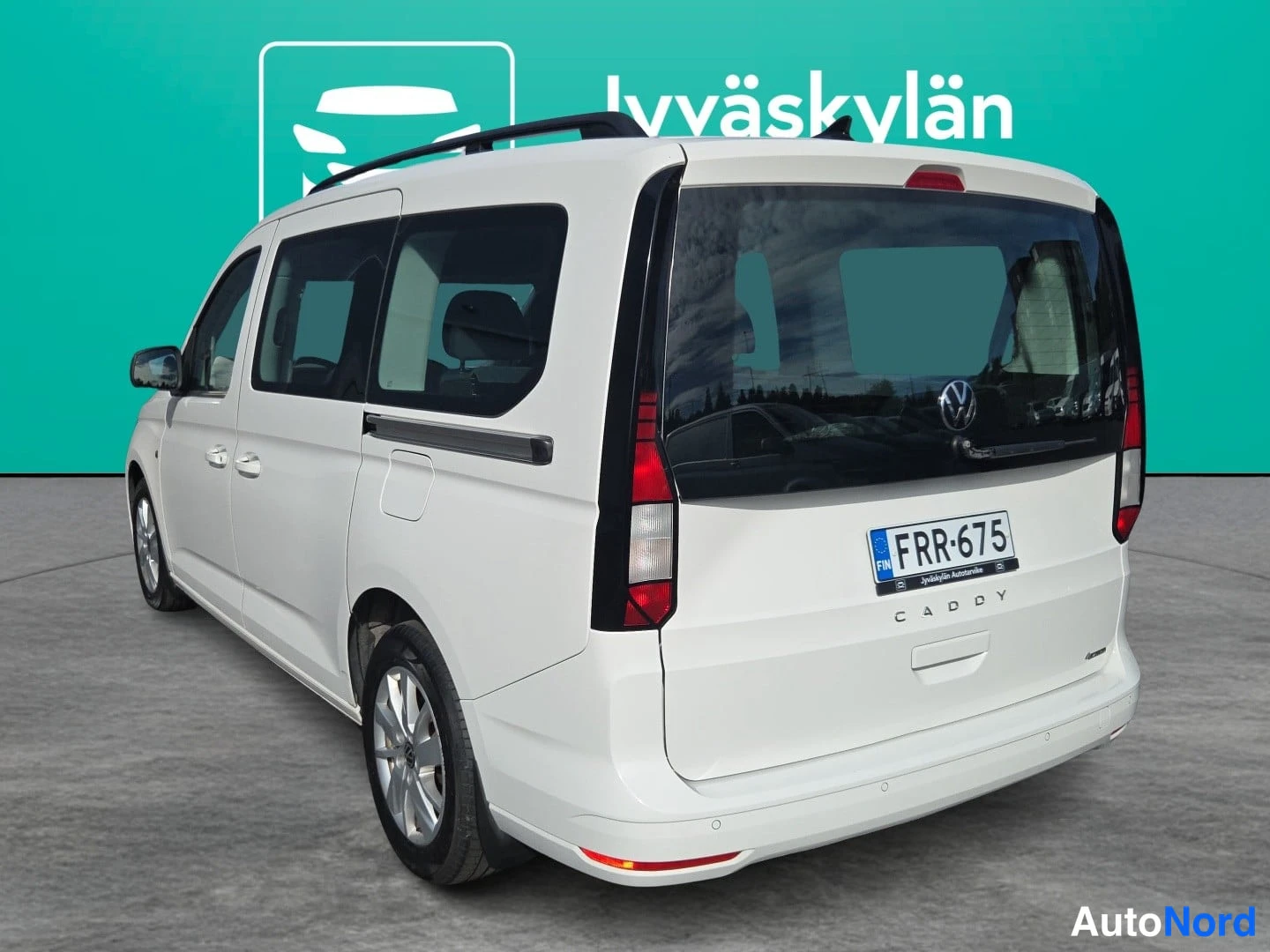 Valkoinen Volkswagen Caddy 2024, takaviisto, kuva 4
