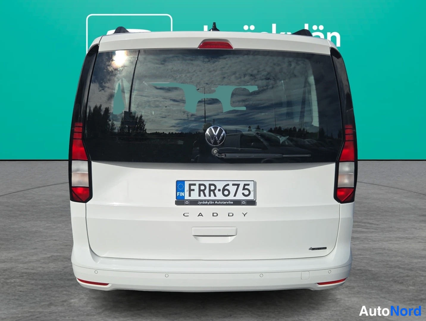 Valkoinen Volkswagen Caddy 2024, takaa, kuva 5
