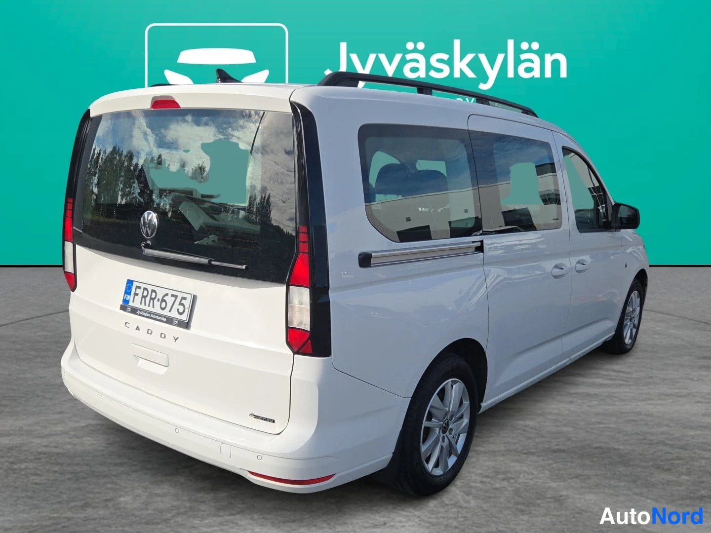Valkoinen Volkswagen Caddy 2024, takaviisto, kuva 3