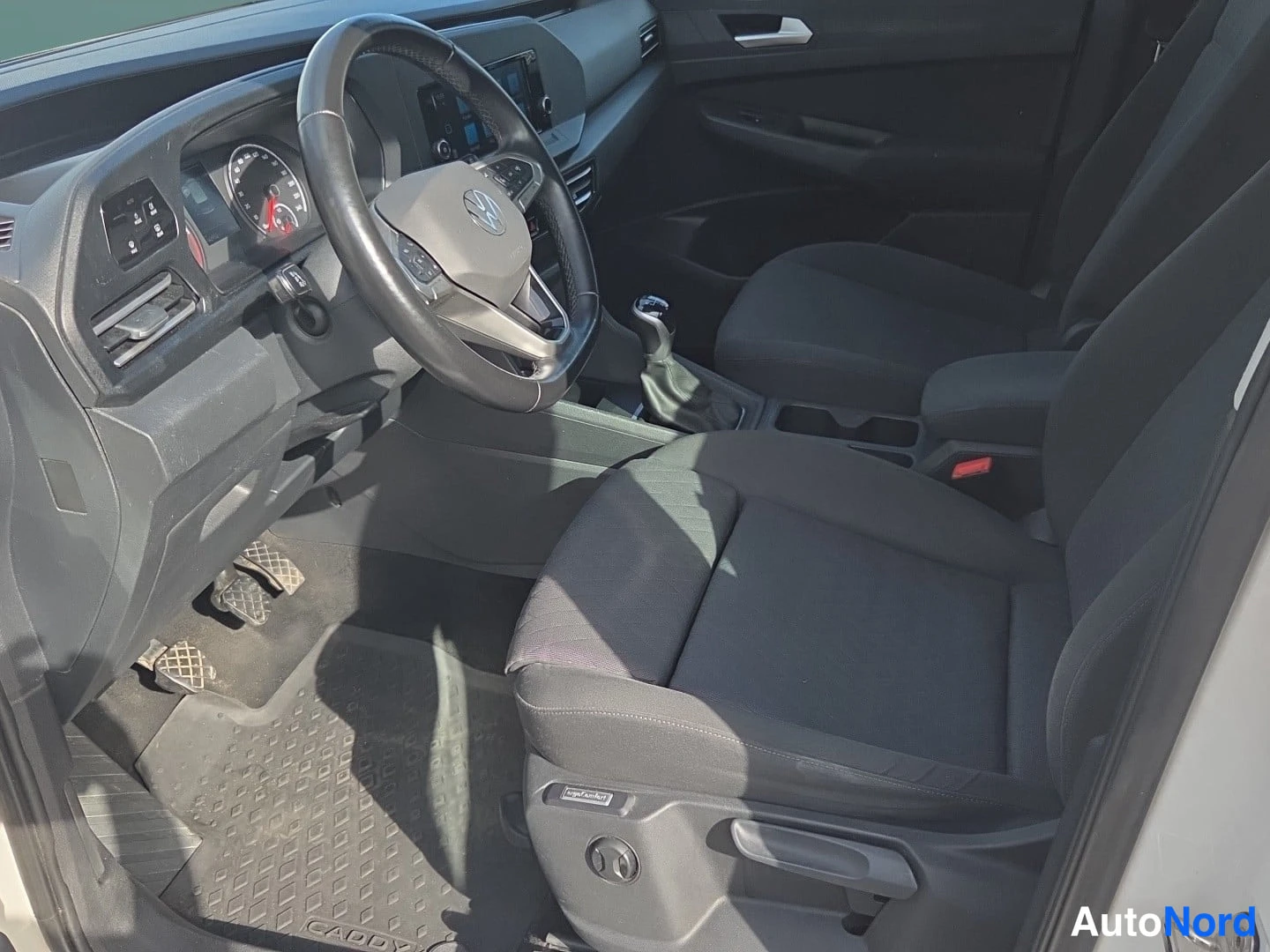Valkoinen Volkswagen Caddy 2024, ohjaamo, kuva 6