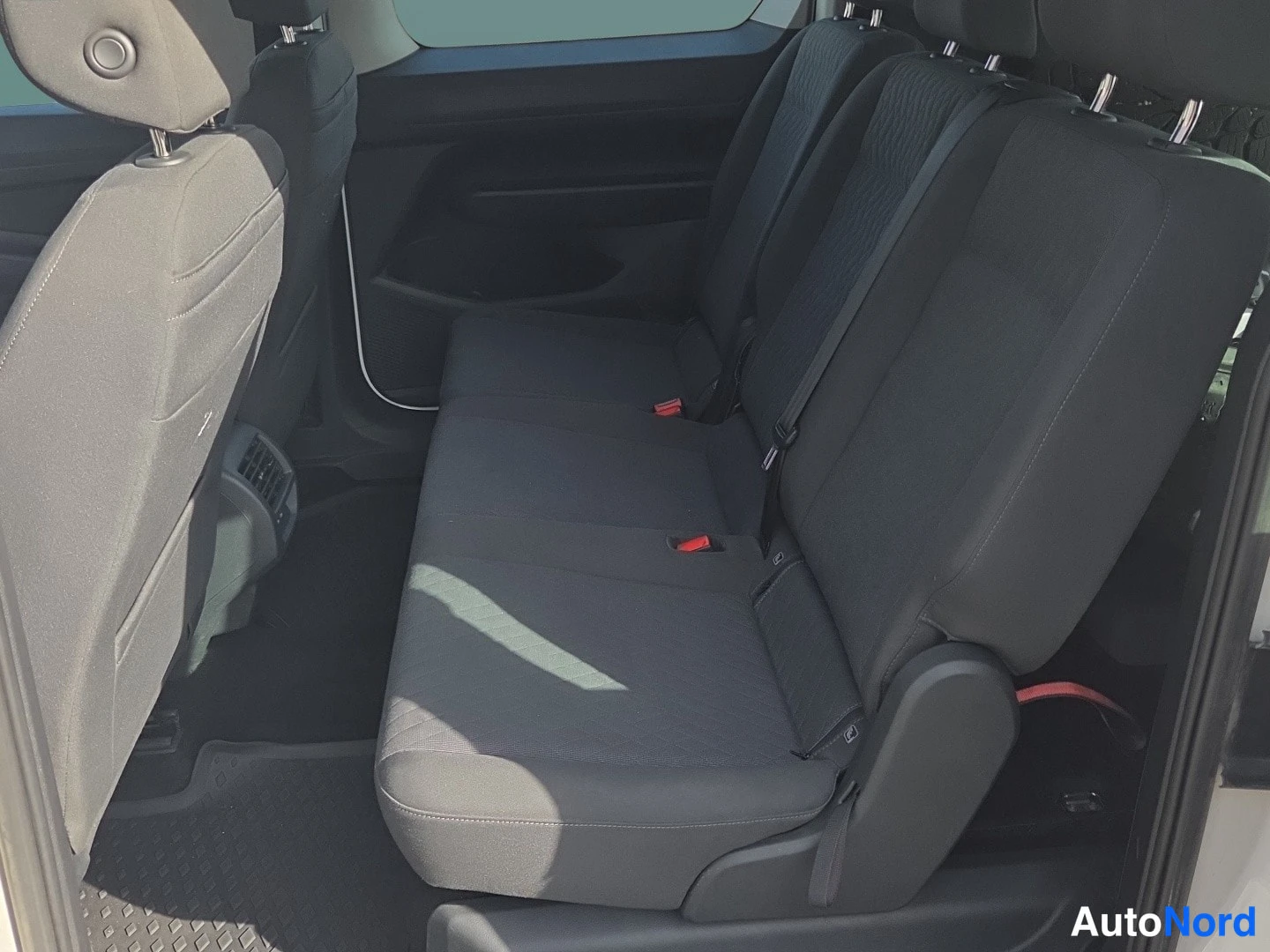 Valkoinen Volkswagen Caddy 2024, takaistuimet, kuva 9