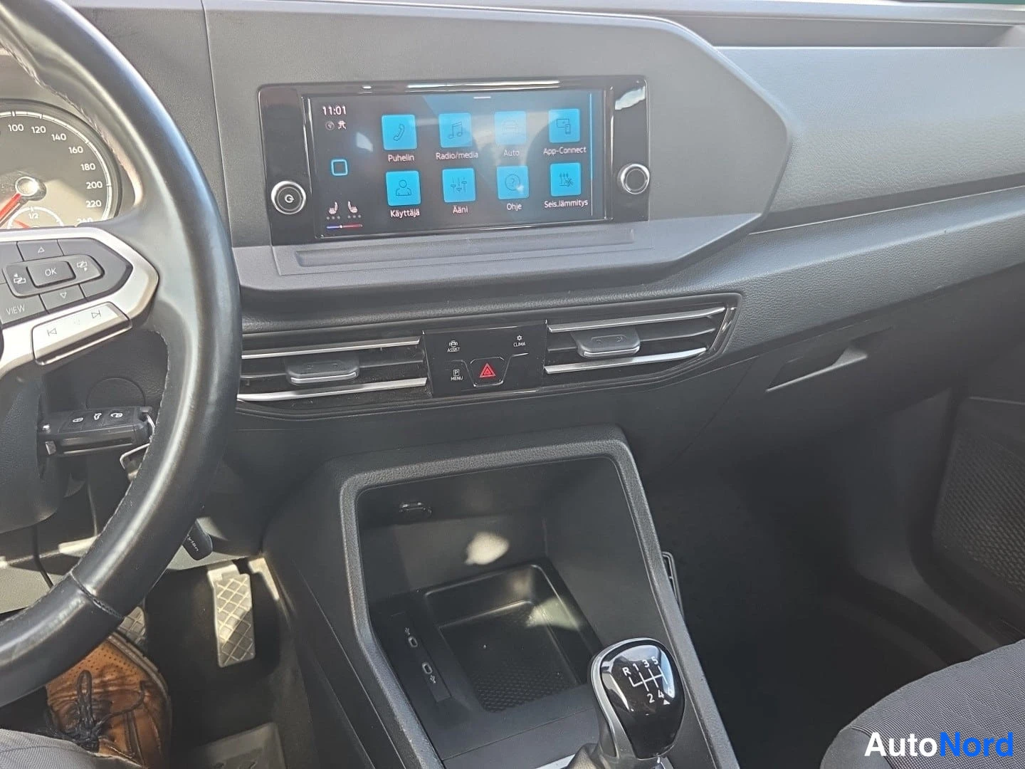 Valkoinen Volkswagen Caddy 2024, ohjaamo, kuva 7