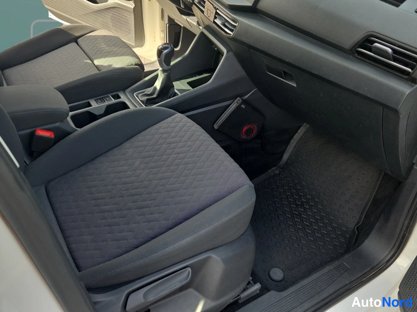 Valkoinen Volkswagen Caddy 2024, etuistuimet, kuva 8