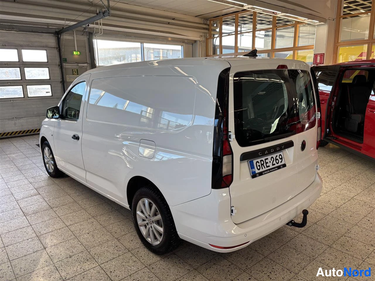 Valkoinen Volkswagen Caddy 2025, takaviisto, kuva 4