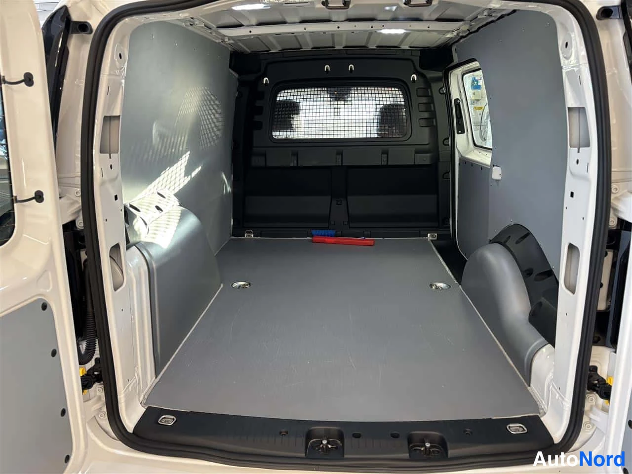 Valkoinen Volkswagen Caddy 2025, tavaratila, kuva 13