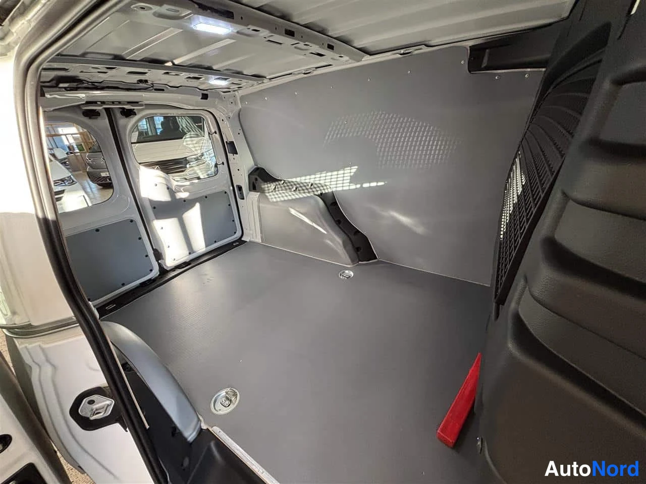 Valkoinen Volkswagen Caddy 2025, tavaratila, kuva 14
