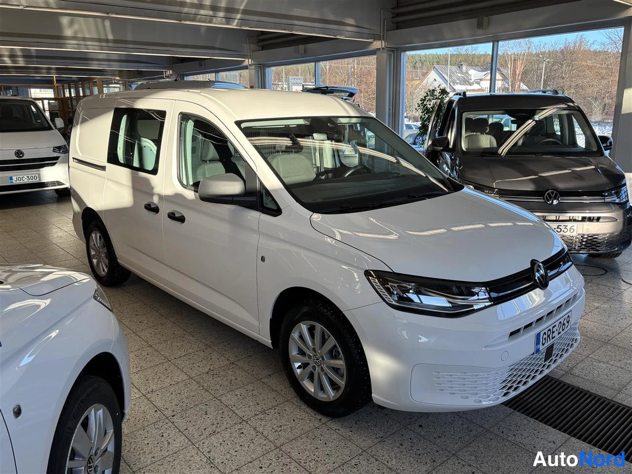 Valkoinen Volkswagen Caddy 2025, etuviisto, keula oikealle, kuva 2