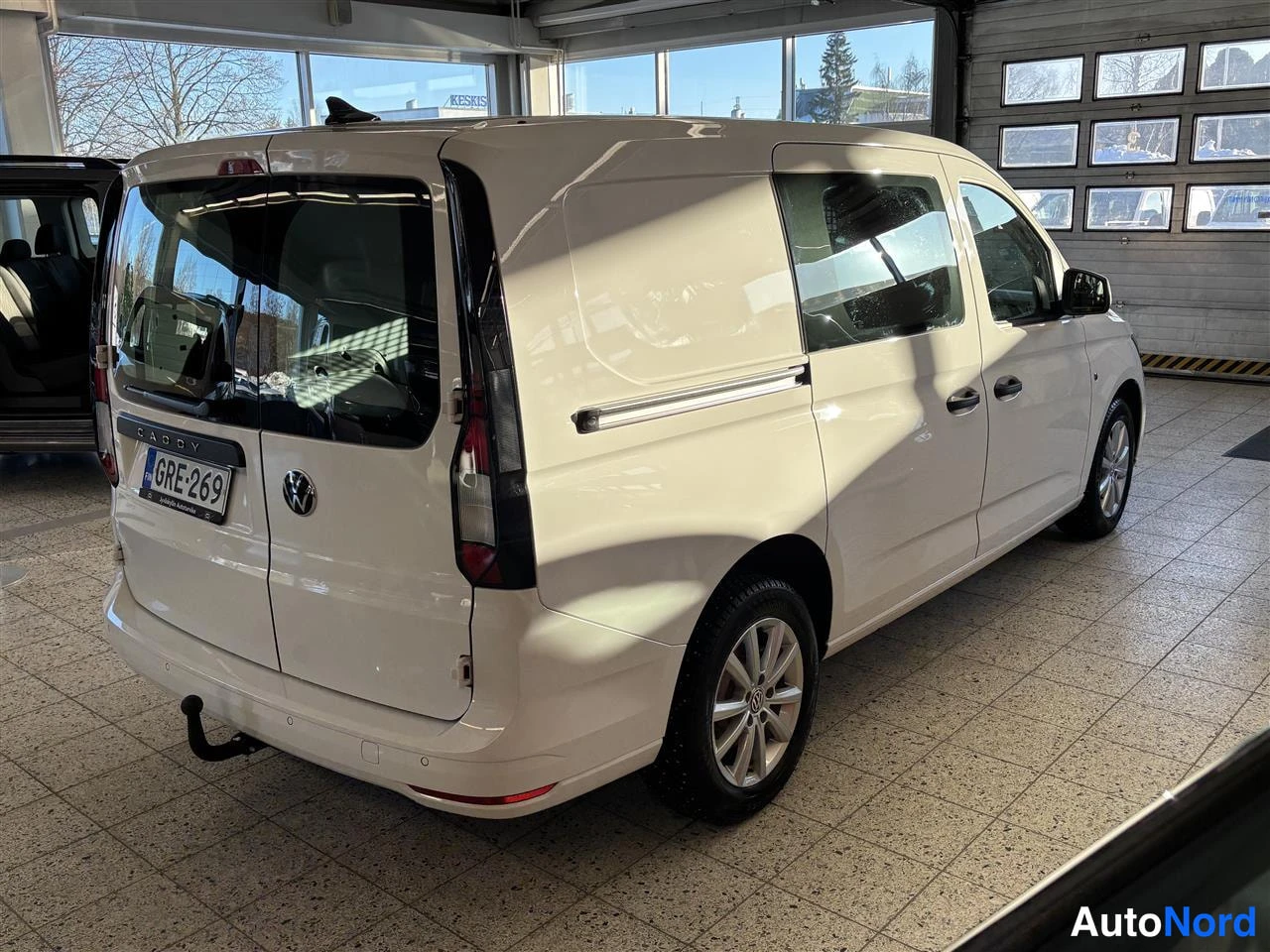 Valkoinen Volkswagen Caddy 2025, takaviisto, kuva 5