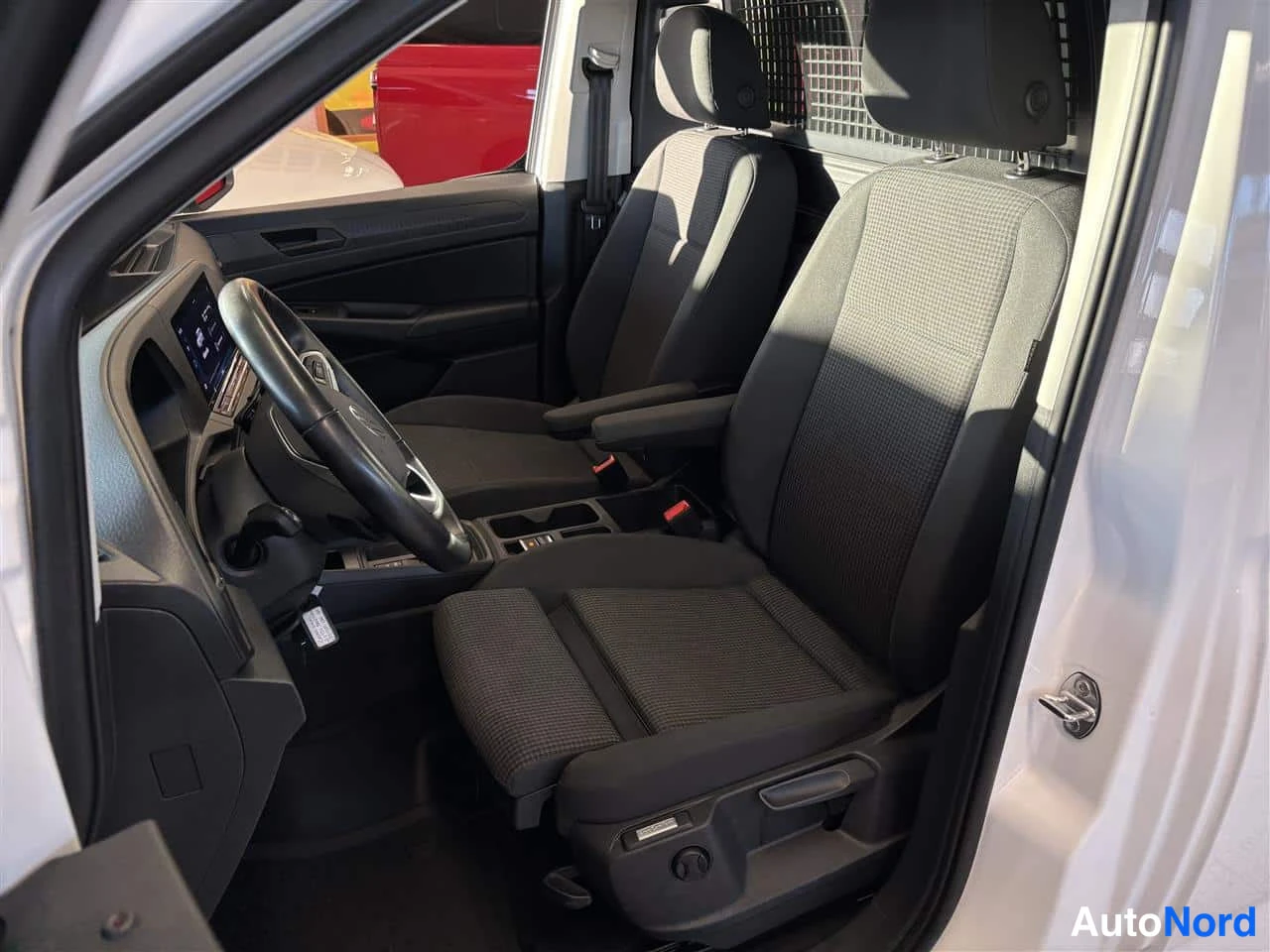 Valkoinen Volkswagen Caddy 2025, etuistuimet, kuva 10