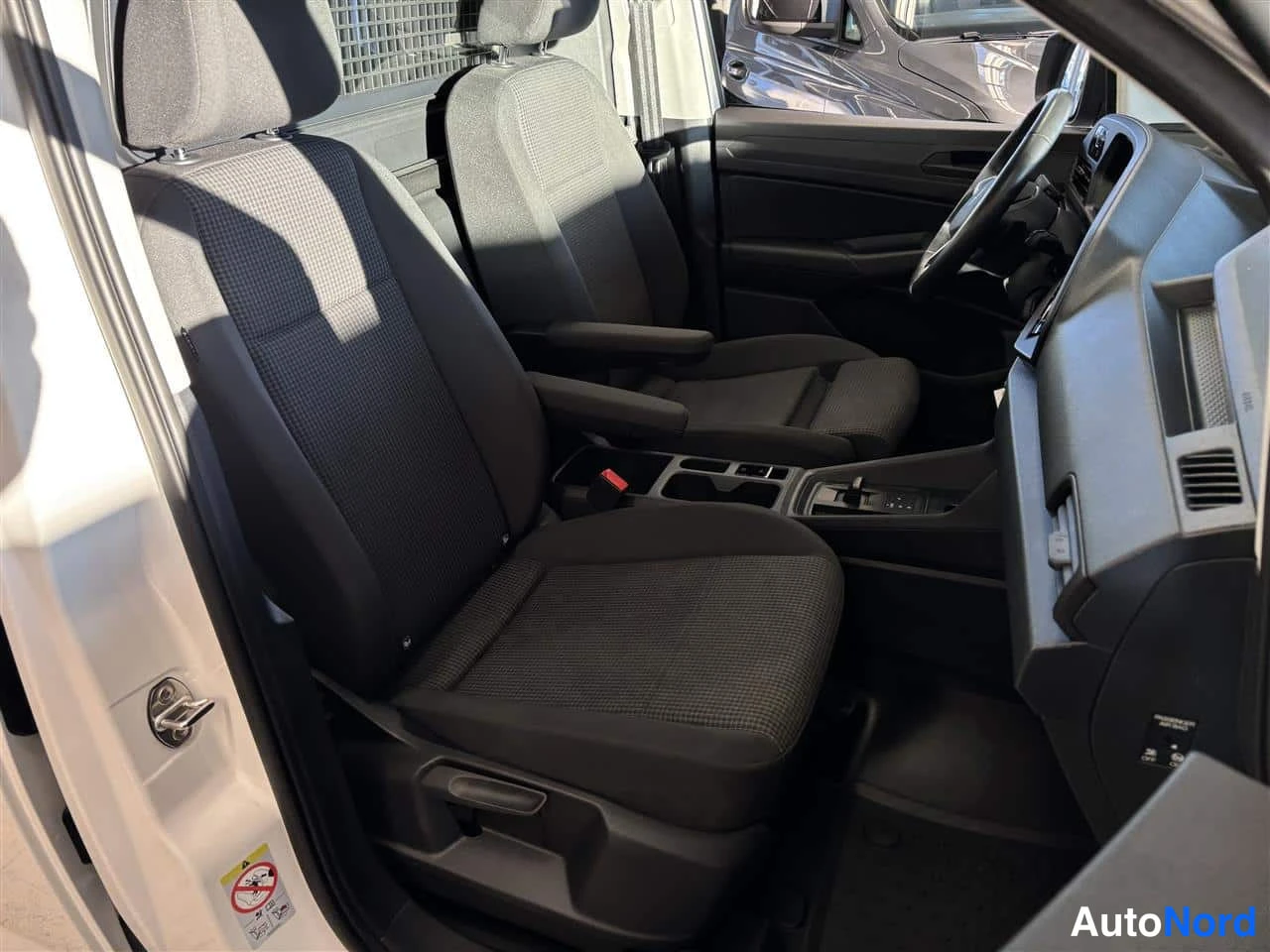 Valkoinen Volkswagen Caddy 2025, etuistuimet, kuva 11