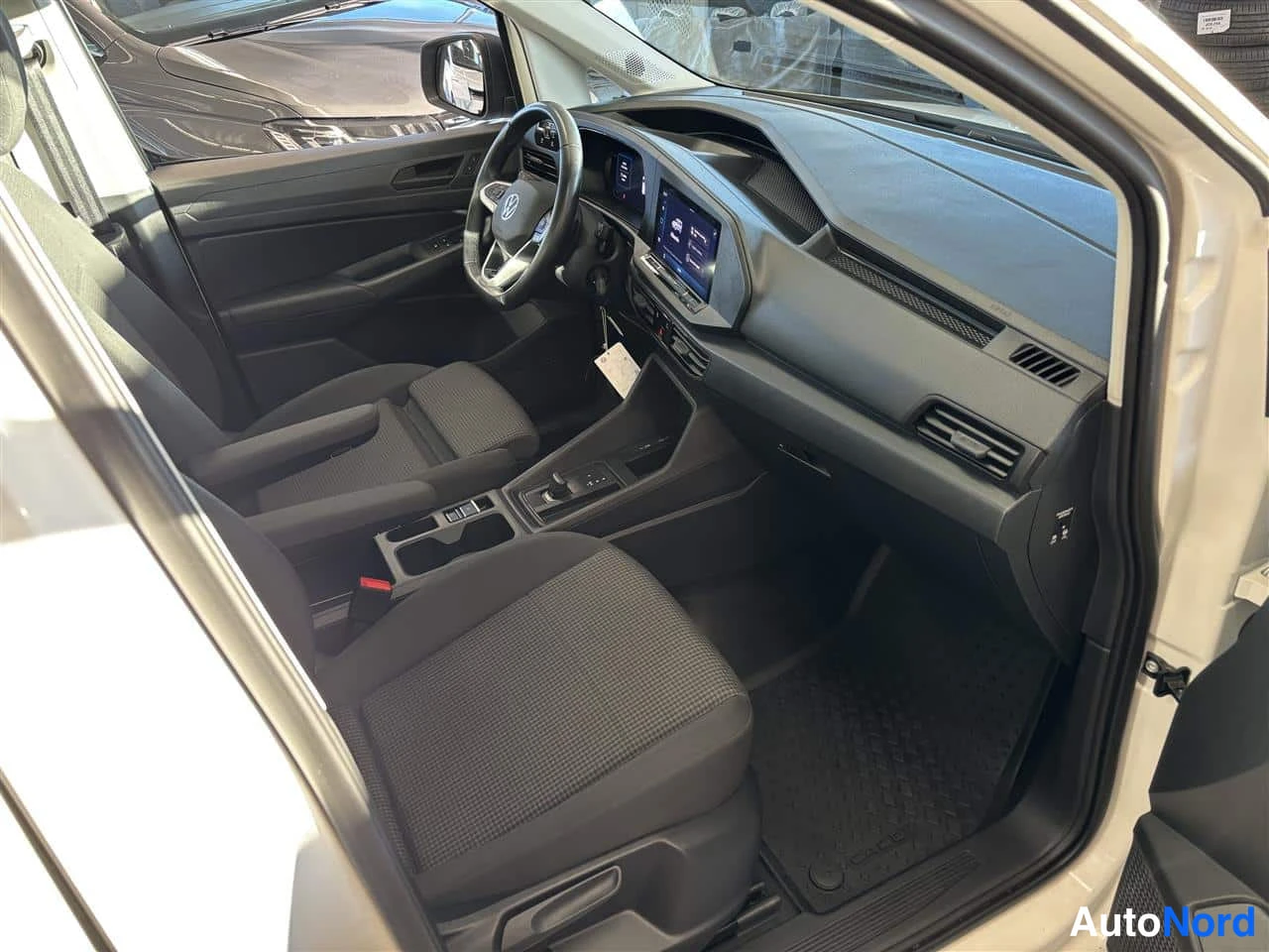 Valkoinen Volkswagen Caddy 2025, ohjaamo, kuva 8