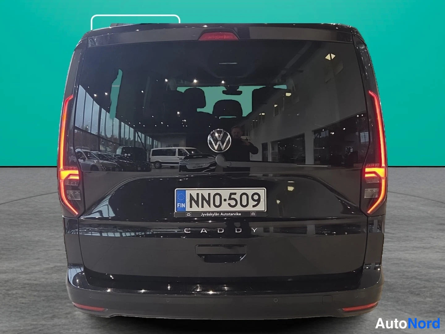 Musta Volkswagen Caddy 2024, takaa, kuva 5